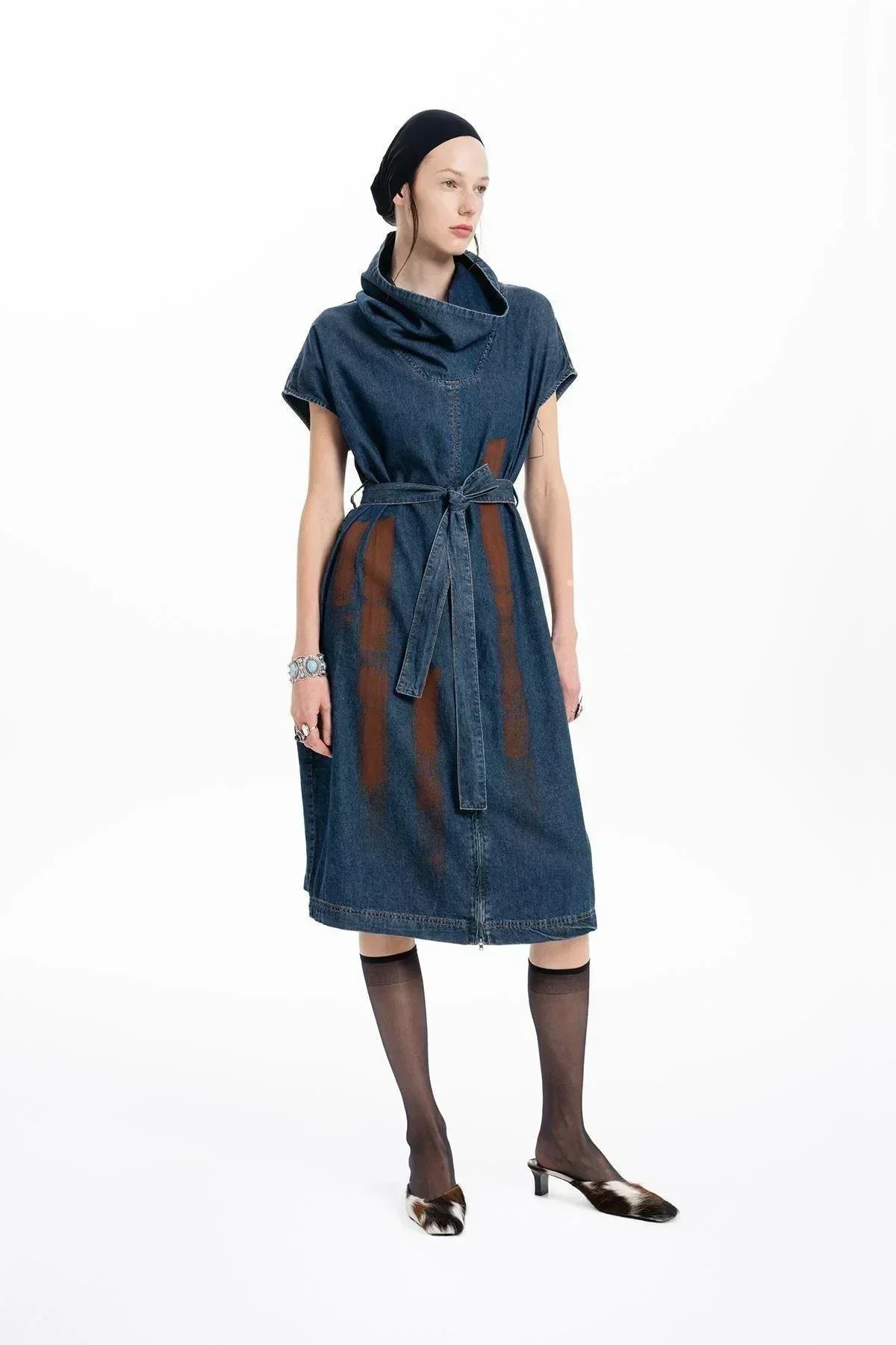 DİK DEGAJE YAKA EL BOYAMASI DETAYLI MİDİ DENIM ELBİSE