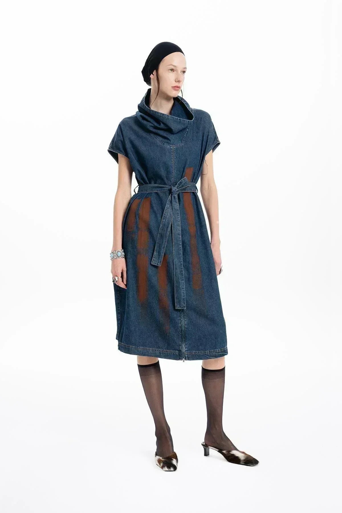 DİK DEGAJE YAKA EL BOYAMASI DETAYLI MİDİ DENIM ELBİSE