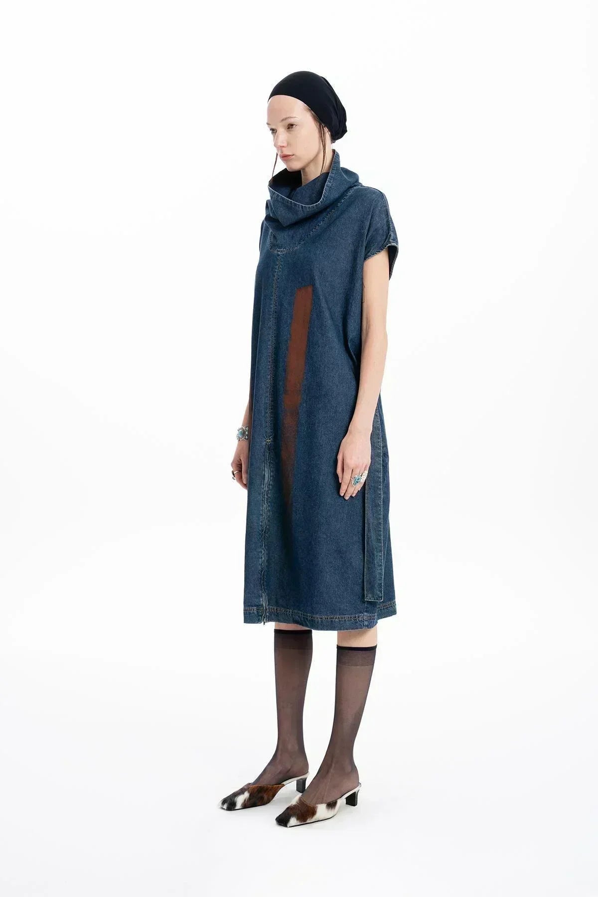 DİK DEGAJE YAKA EL BOYAMASI DETAYLI MİDİ DENIM ELBİSE