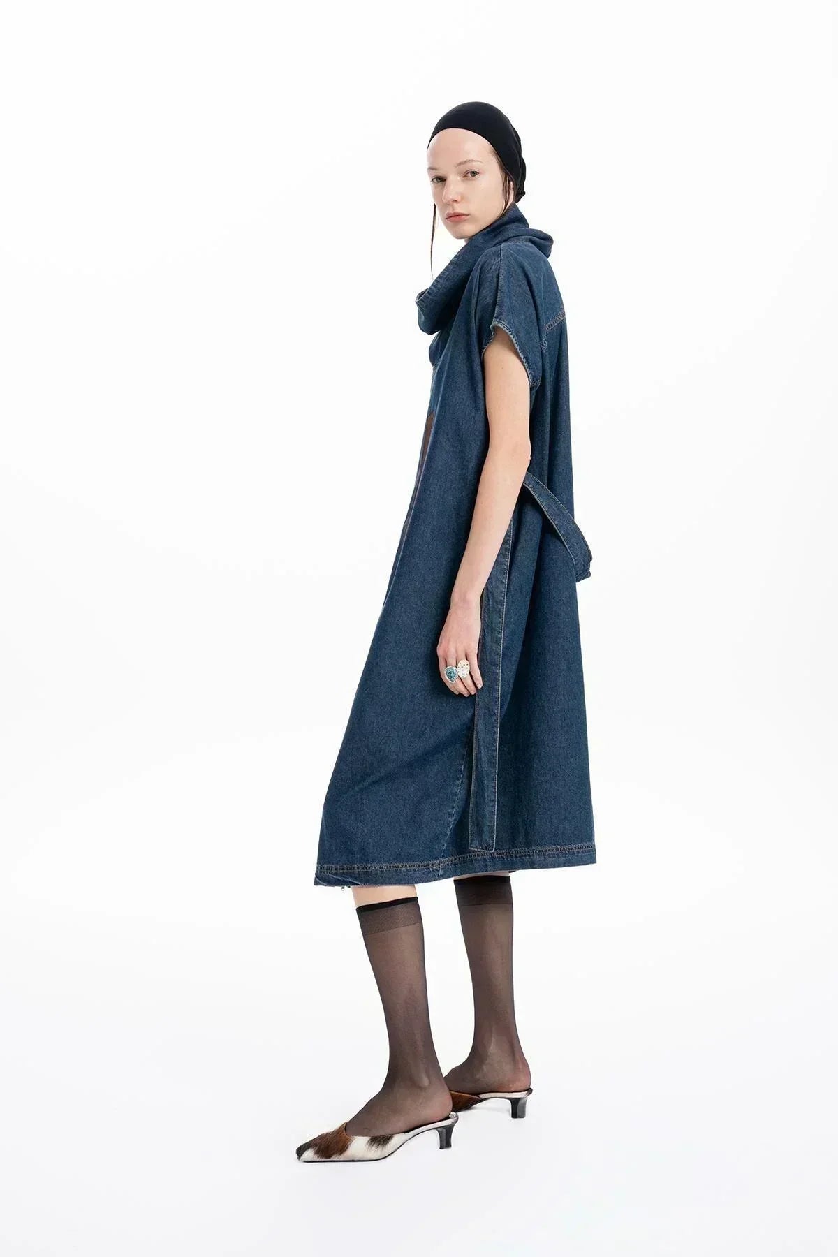 DİK DEGAJE YAKA EL BOYAMASI DETAYLI MİDİ DENIM ELBİSE