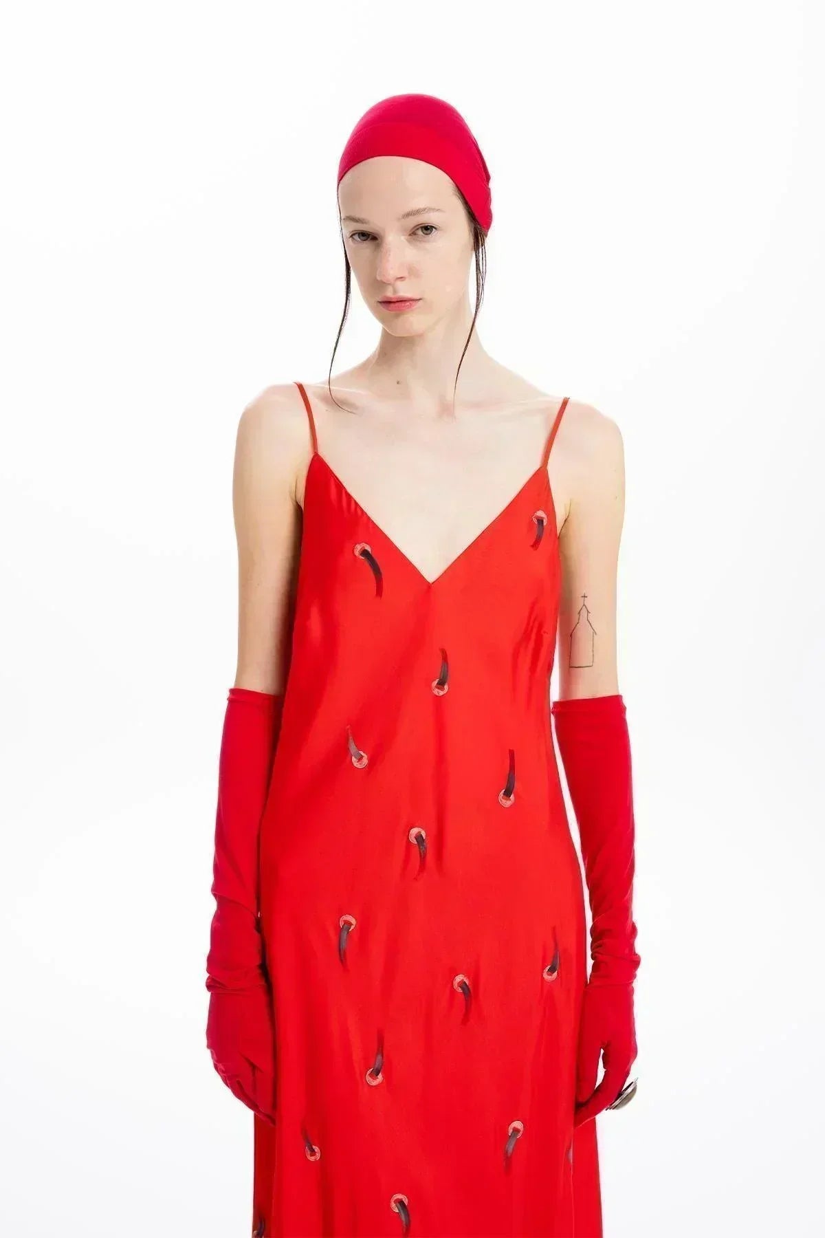 KIRMIZI SATEN EL BOYAMASI BOL İNCE ASKILI UZUN ELBİSE