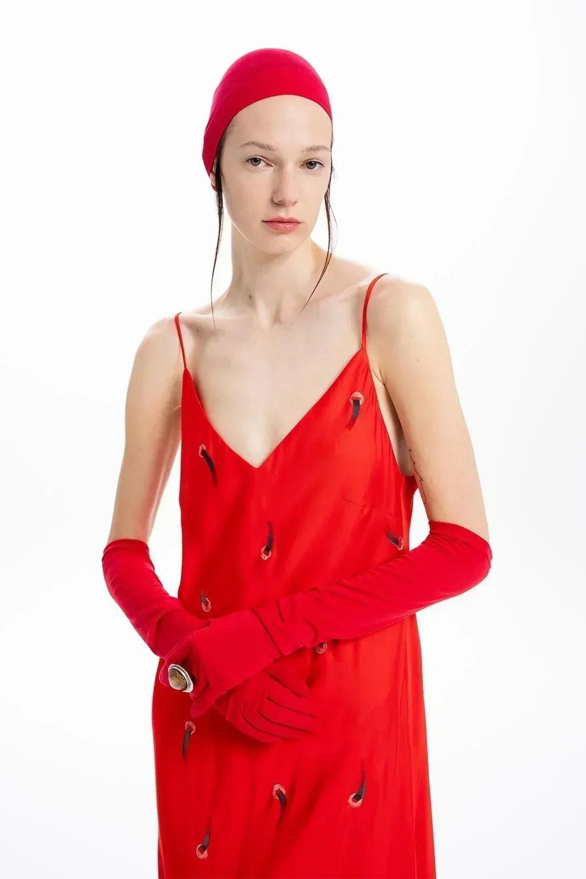 KIRMIZI SATEN EL BOYAMASI BOL İNCE ASKILI UZUN ELBİSE