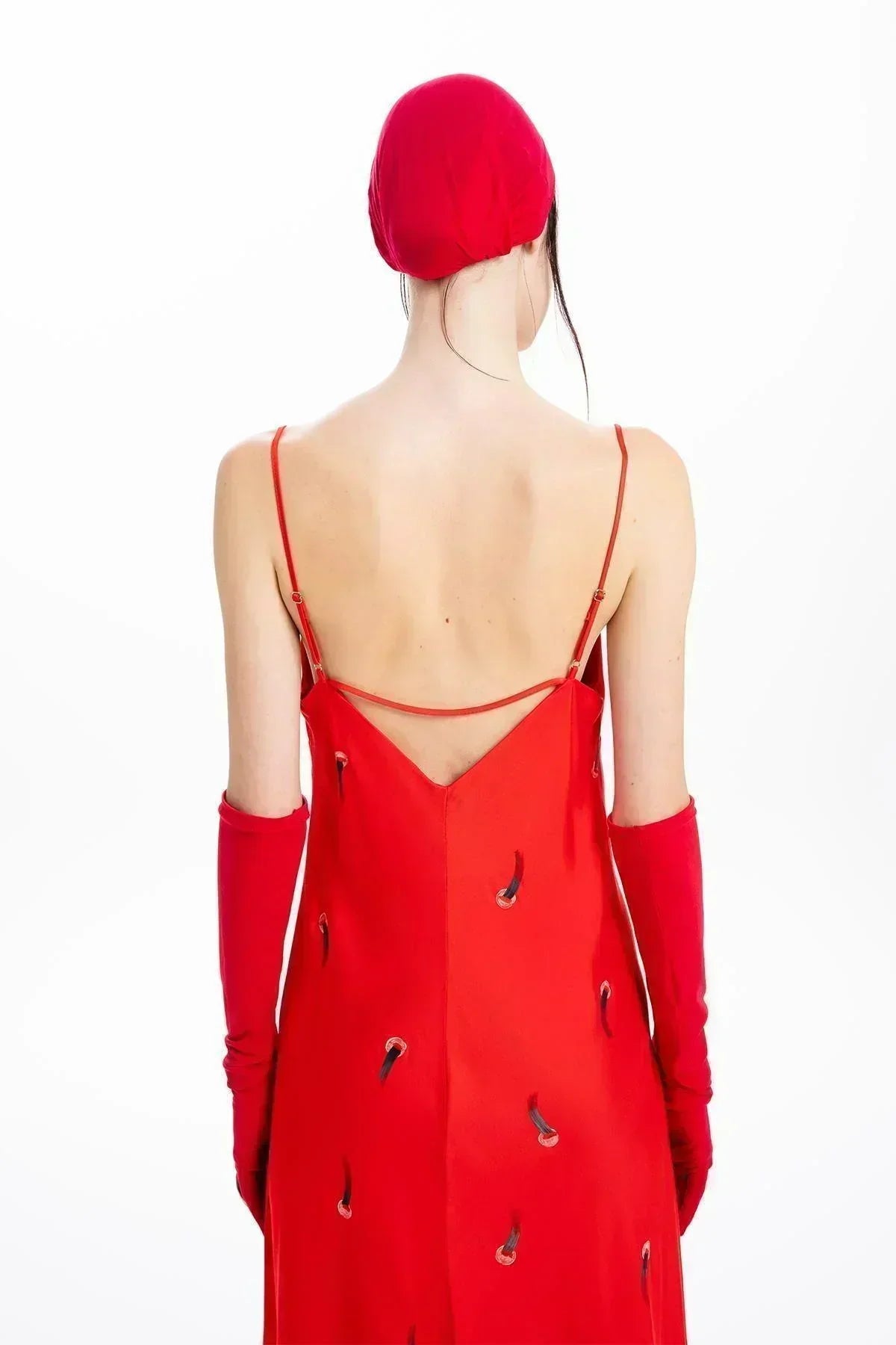 KIRMIZI SATEN EL BOYAMASI BOL İNCE ASKILI UZUN ELBİSE