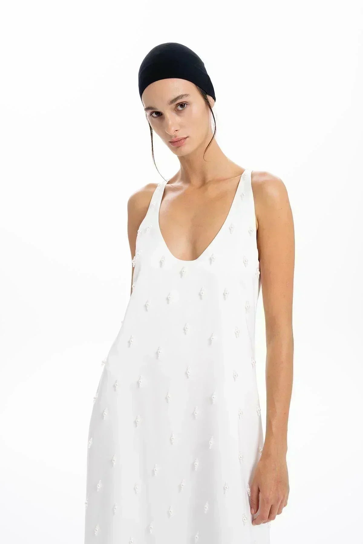 BEYAZ EL İŞLEMELİ BONCUKLU KALIN ASKILI UZUN ELBİSE - MiiN