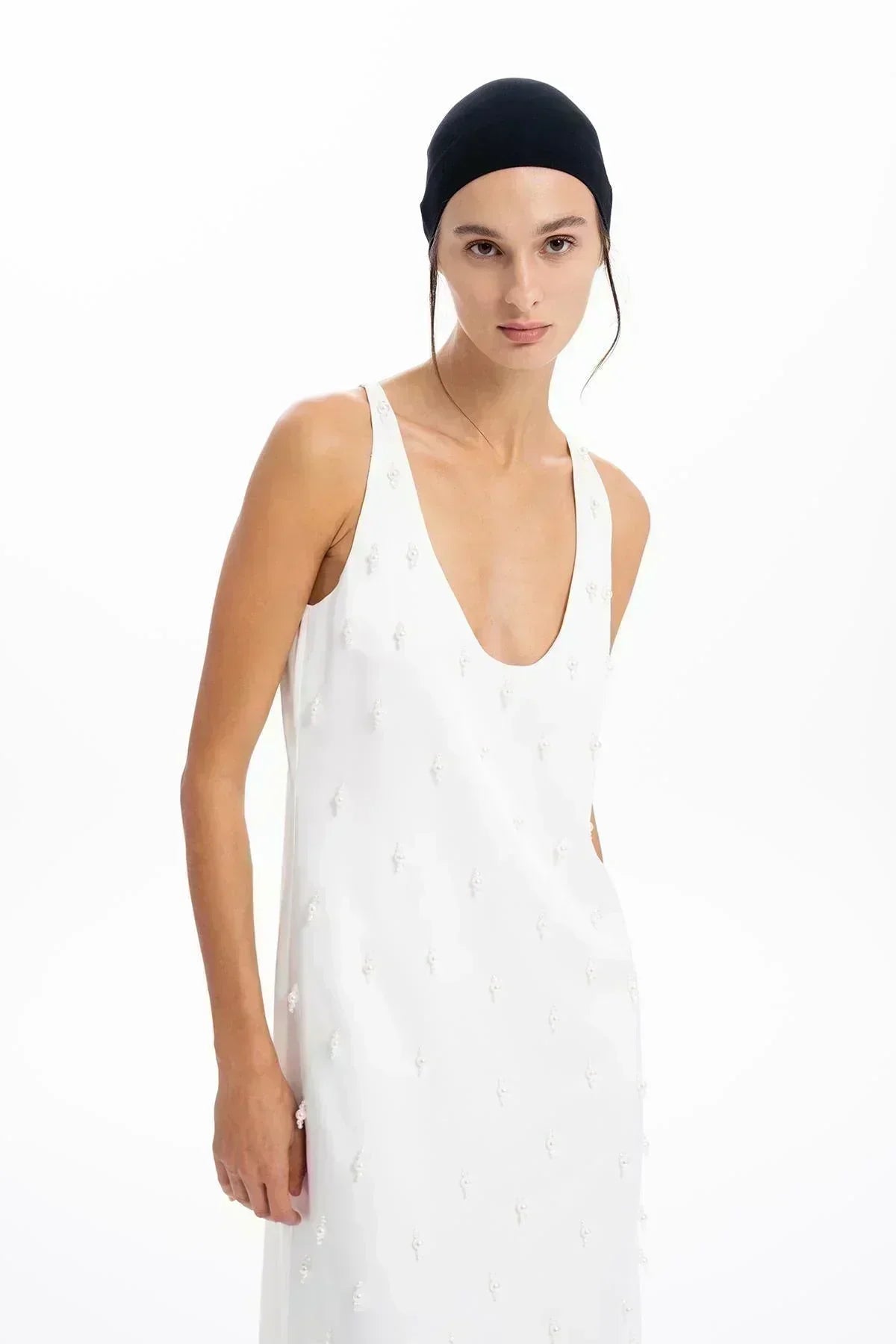 BEYAZ EL İŞLEMELİ BONCUKLU KALIN ASKILI UZUN ELBİSE - MiiN