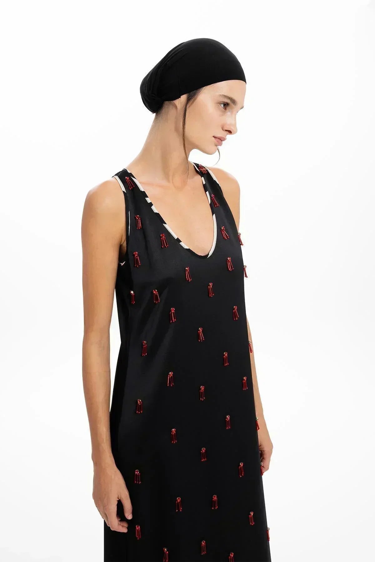 SİYAH ŞERİT DETAYLI EL İŞLEMELİ BONCUKLU UZUN ELBİSE