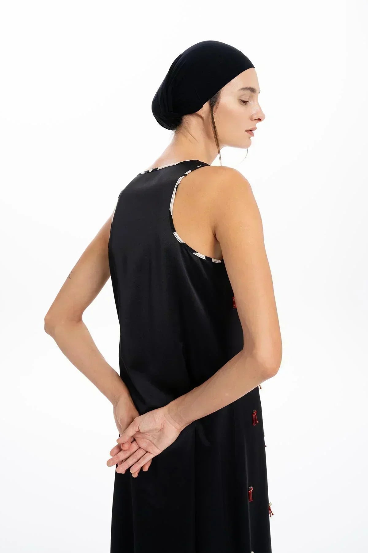 SİYAH ŞERİT DETAYLI EL İŞLEMELİ BONCUKLU UZUN ELBİSE