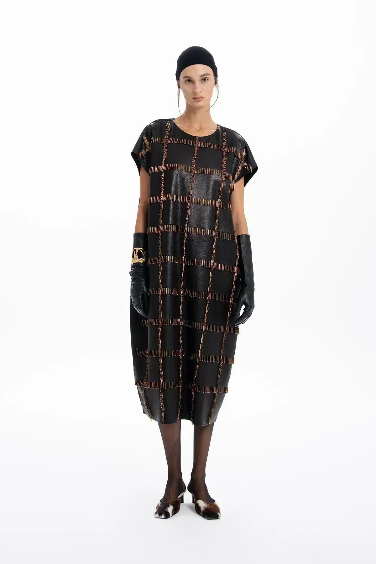 SİYAH DERİ SCUBA TASARIMLI EL İŞLEMELİ BONCUKLU MİDİ ELBİSE