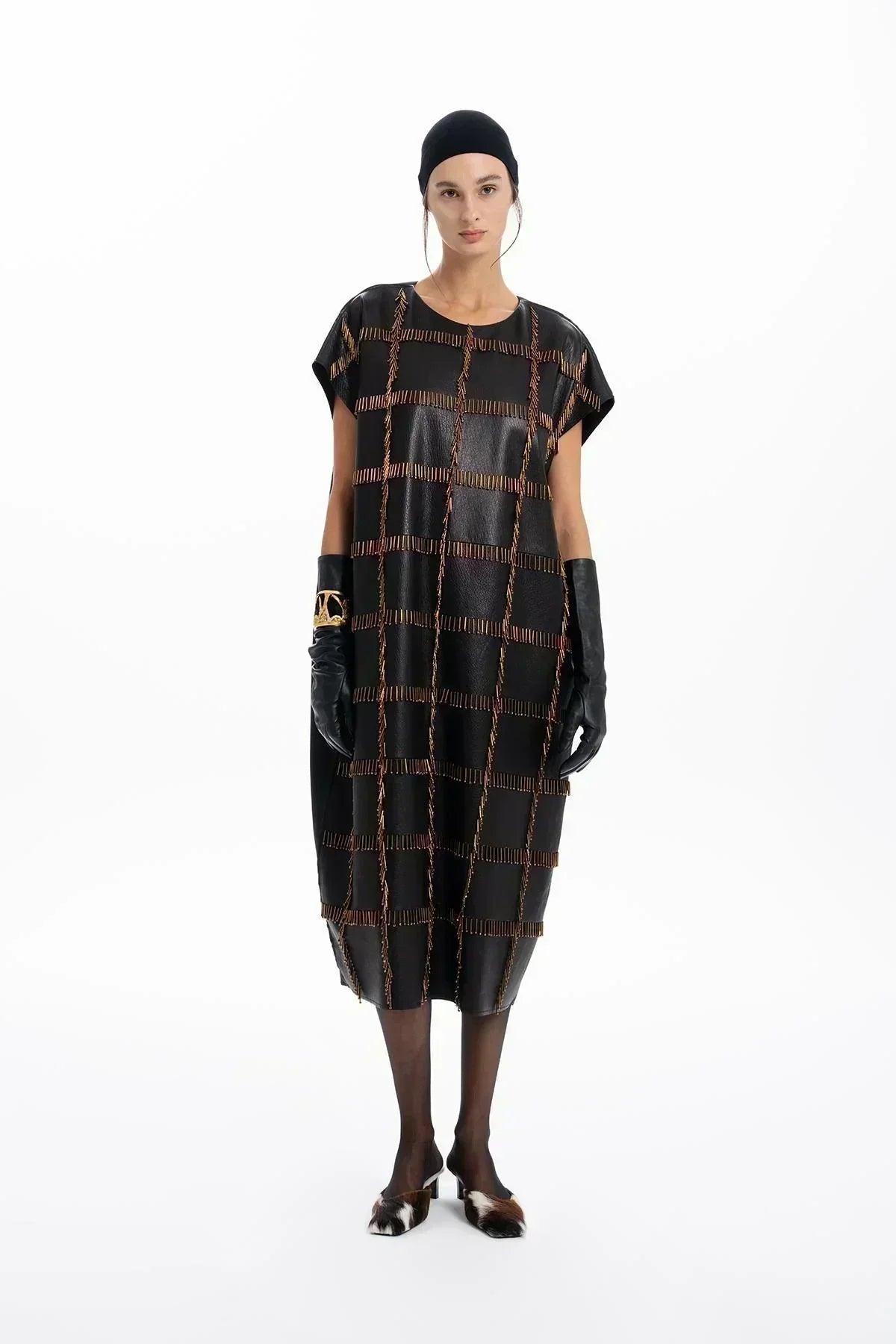 SİYAH DERİ SCUBA TASARIMLI EL İŞLEMELİ BONCUKLU MİDİ ELBİSE