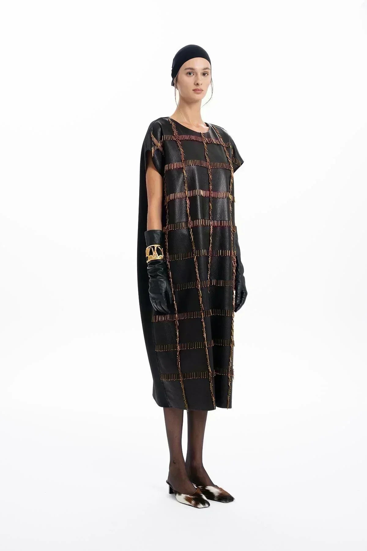 SİYAH DERİ SCUBA TASARIMLI EL İŞLEMELİ BONCUKLU MİDİ ELBİSE - MiiN