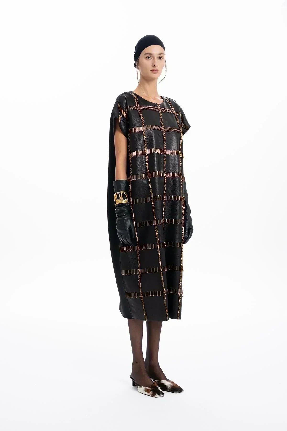 SİYAH DERİ SCUBA TASARIMLI EL İŞLEMELİ BONCUKLU MİDİ ELBİSE