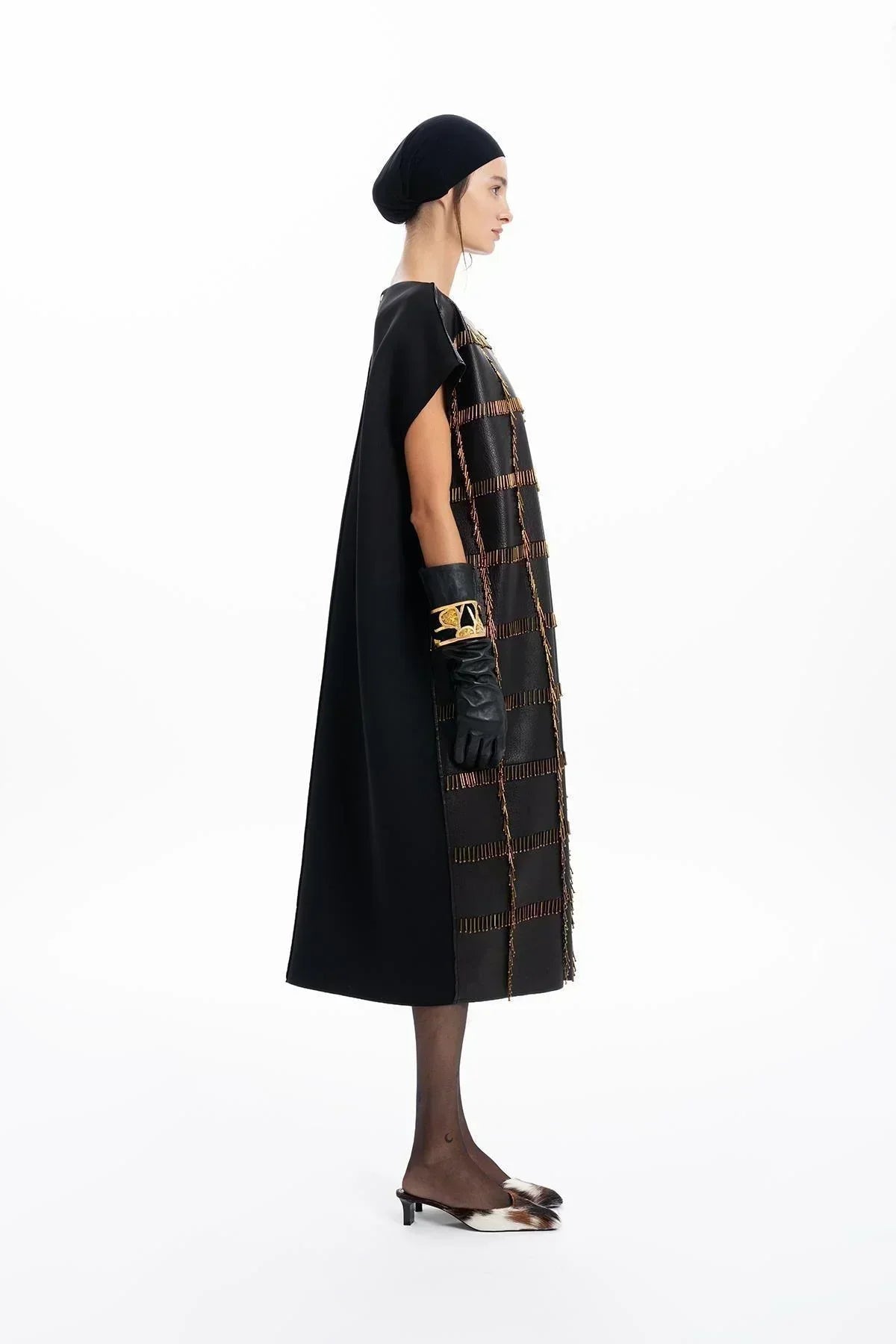 SİYAH DERİ SCUBA TASARIMLI EL İŞLEMELİ BONCUKLU MİDİ ELBİSE