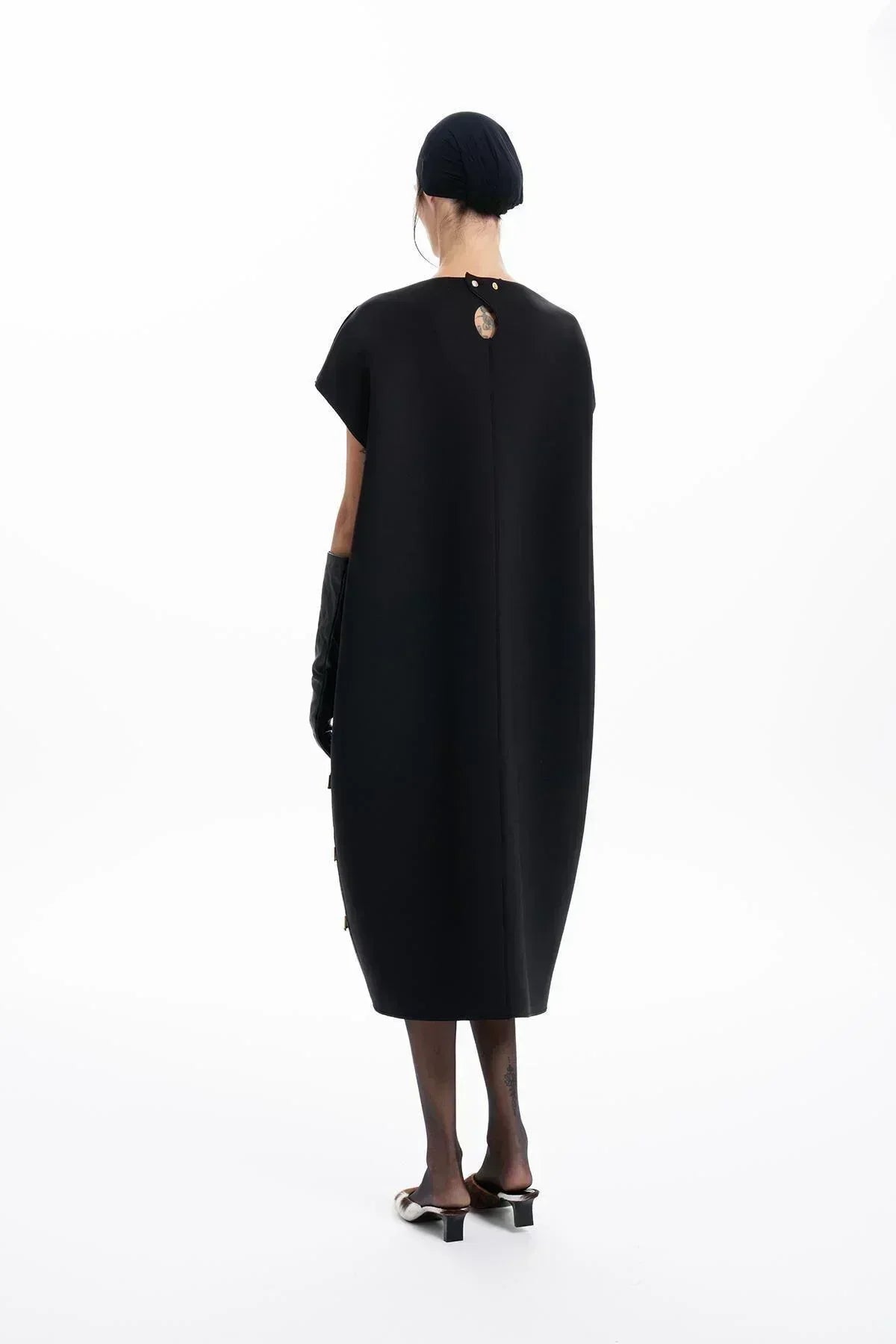 SİYAH DERİ SCUBA TASARIMLI EL İŞLEMELİ BONCUKLU MİDİ ELBİSE - MiiN