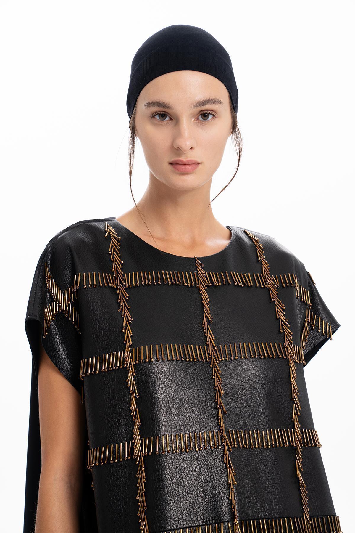 SİYAH DERİ SCUBA TASARIMLI EL İŞLEMELİ BONCUKLU MİDİ ELBİSE - MiiN