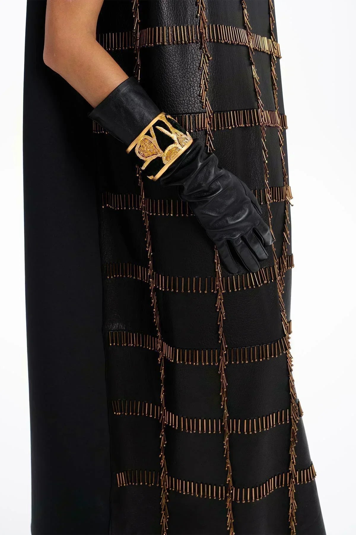 SİYAH DERİ SCUBA TASARIMLI EL İŞLEMELİ BONCUKLU MİDİ ELBİSE - MiiN