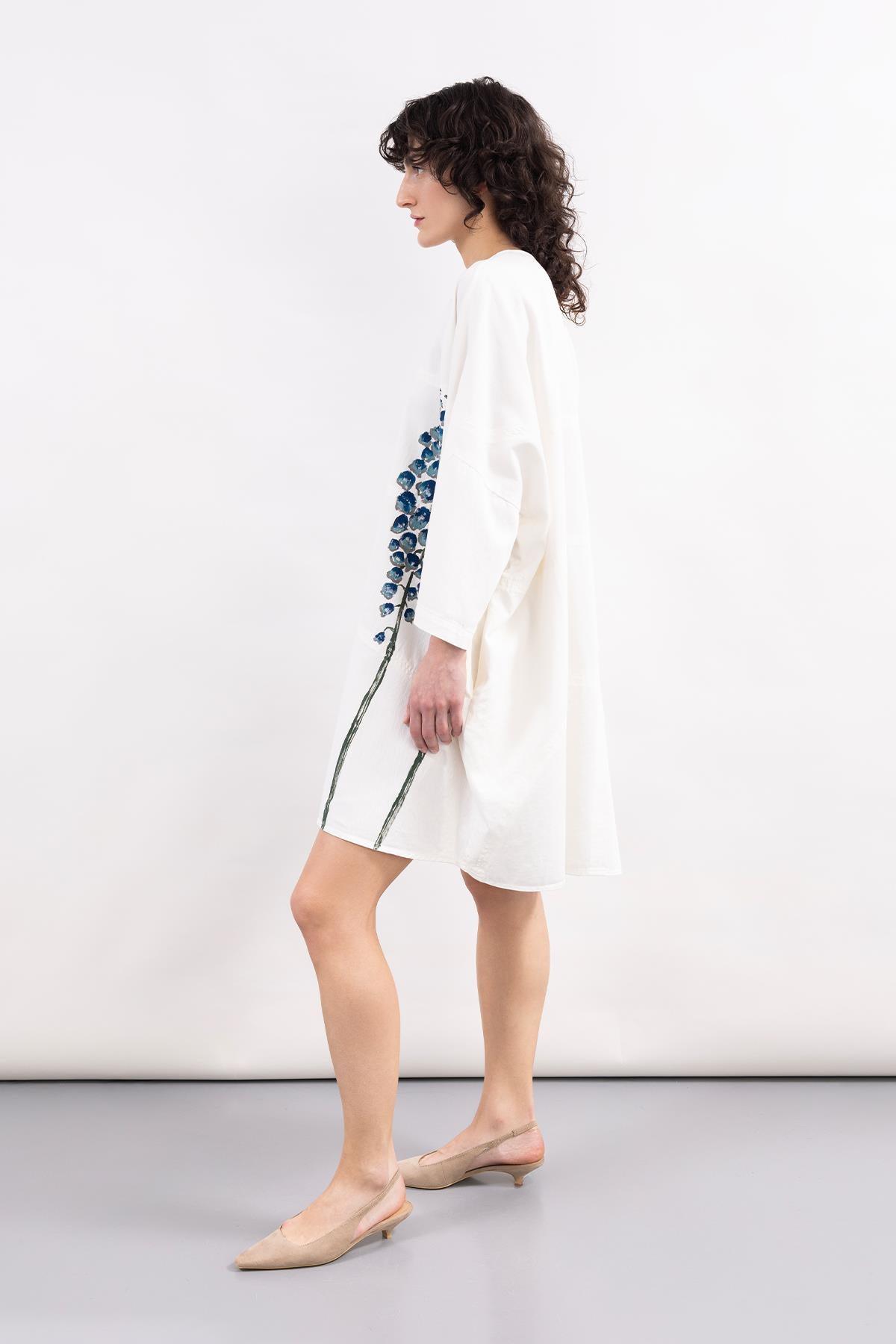 BEYAZ UZUN KOLLU ÖNÜ ÇİÇEK DESEN EL BOYAMASI ELBİSE - MiiN