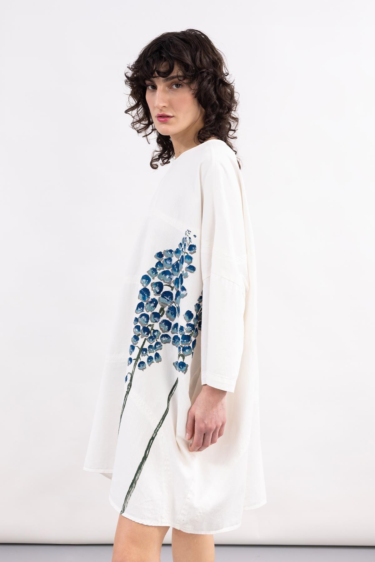 BEYAZ UZUN KOLLU ÖNÜ ÇİÇEK DESEN EL BOYAMASI ELBİSE - MiiN