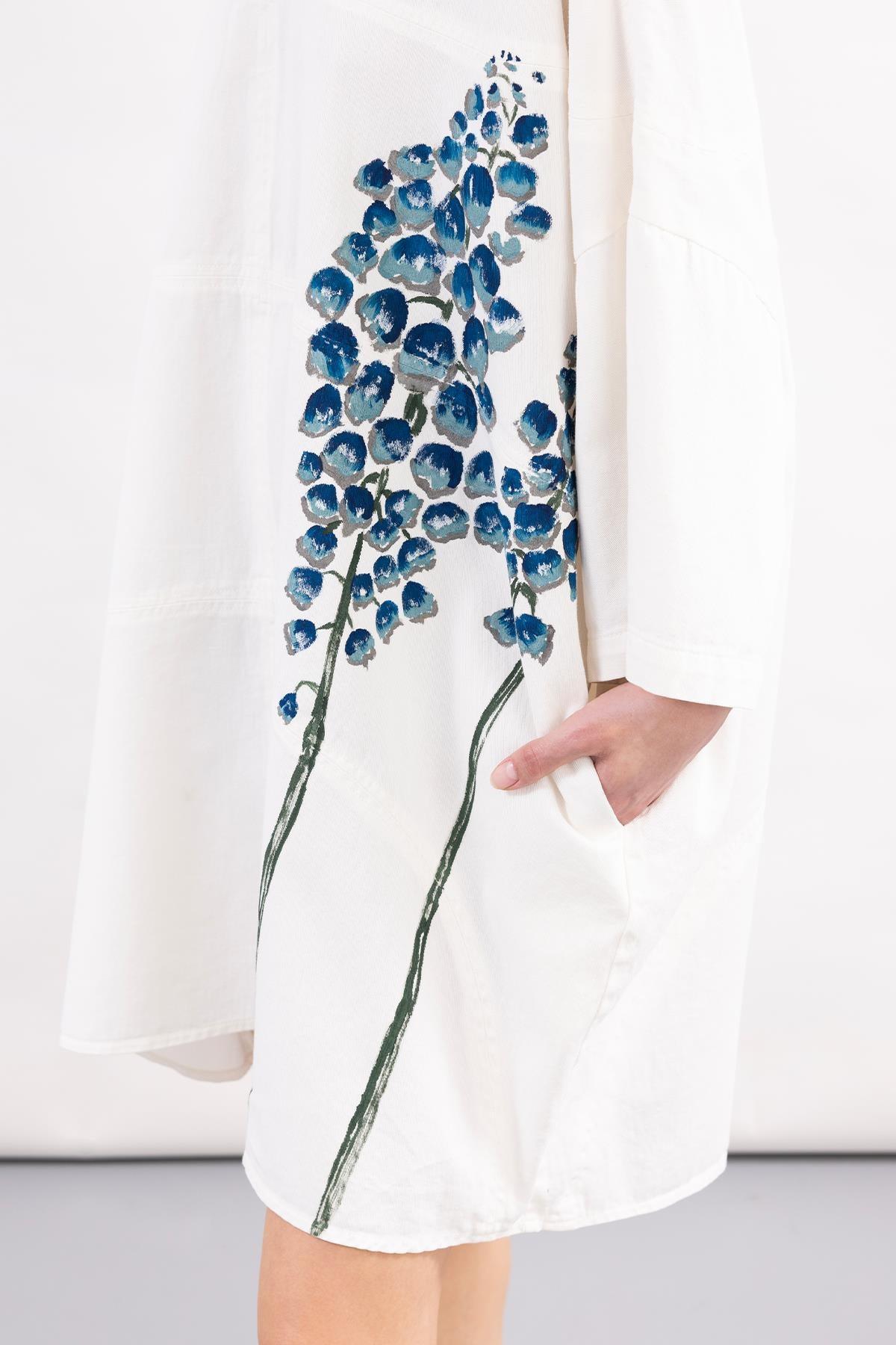 BEYAZ UZUN KOLLU ÖNÜ ÇİÇEK DESEN EL BOYAMASI ELBİSE - MiiN