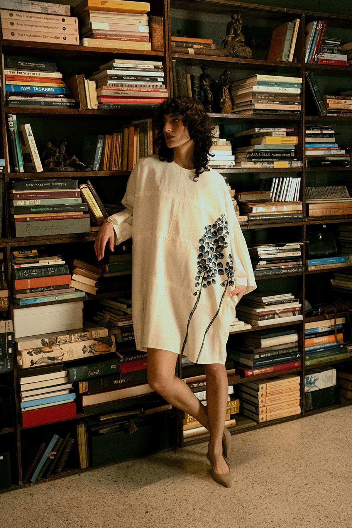 BEYAZ UZUN KOLLU ÖNÜ ÇİÇEK DESEN EL BOYAMASI ELBİSE - MiiN