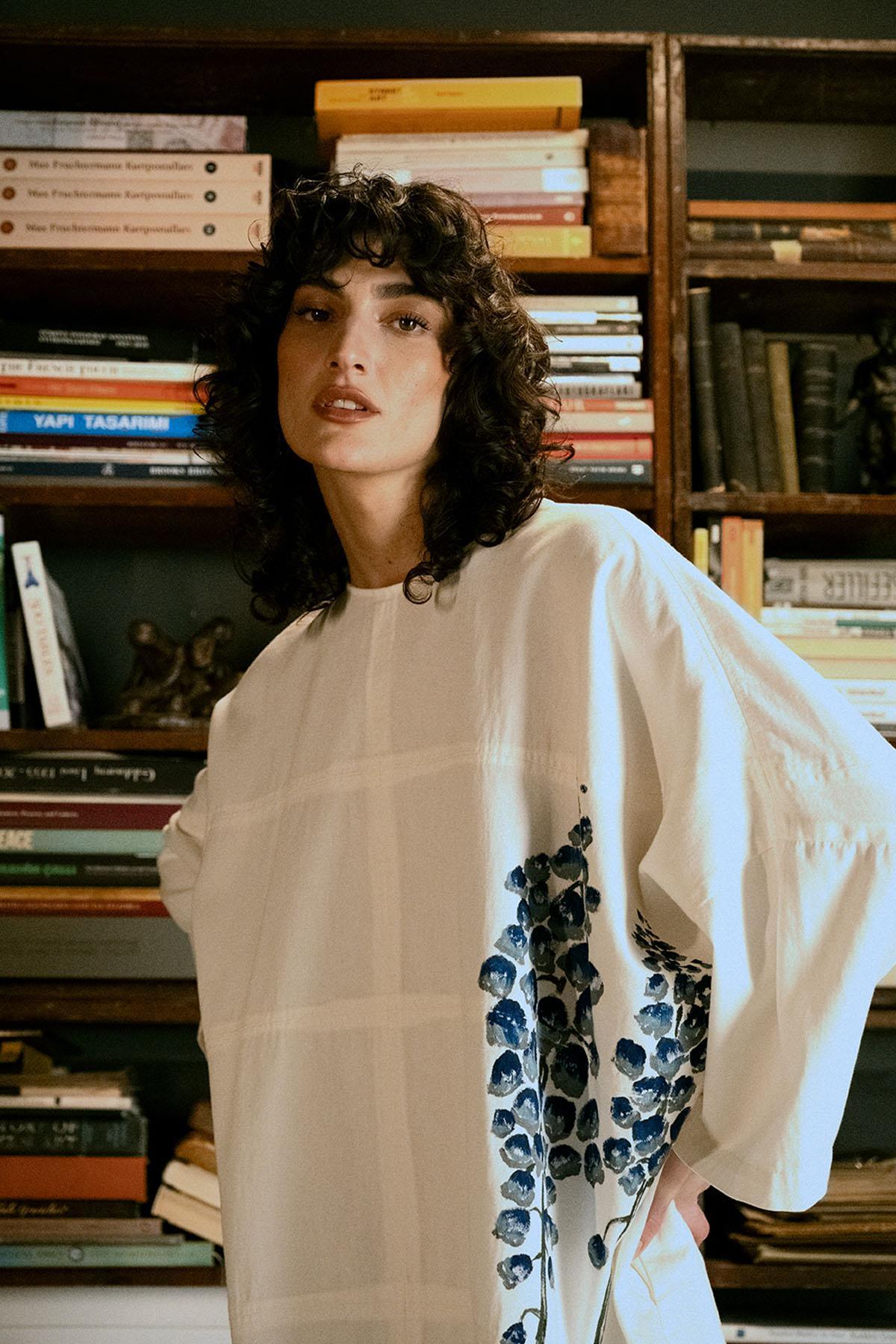 BEYAZ UZUN KOLLU ÖNÜ ÇİÇEK DESEN EL BOYAMASI ELBİSE - MiiN