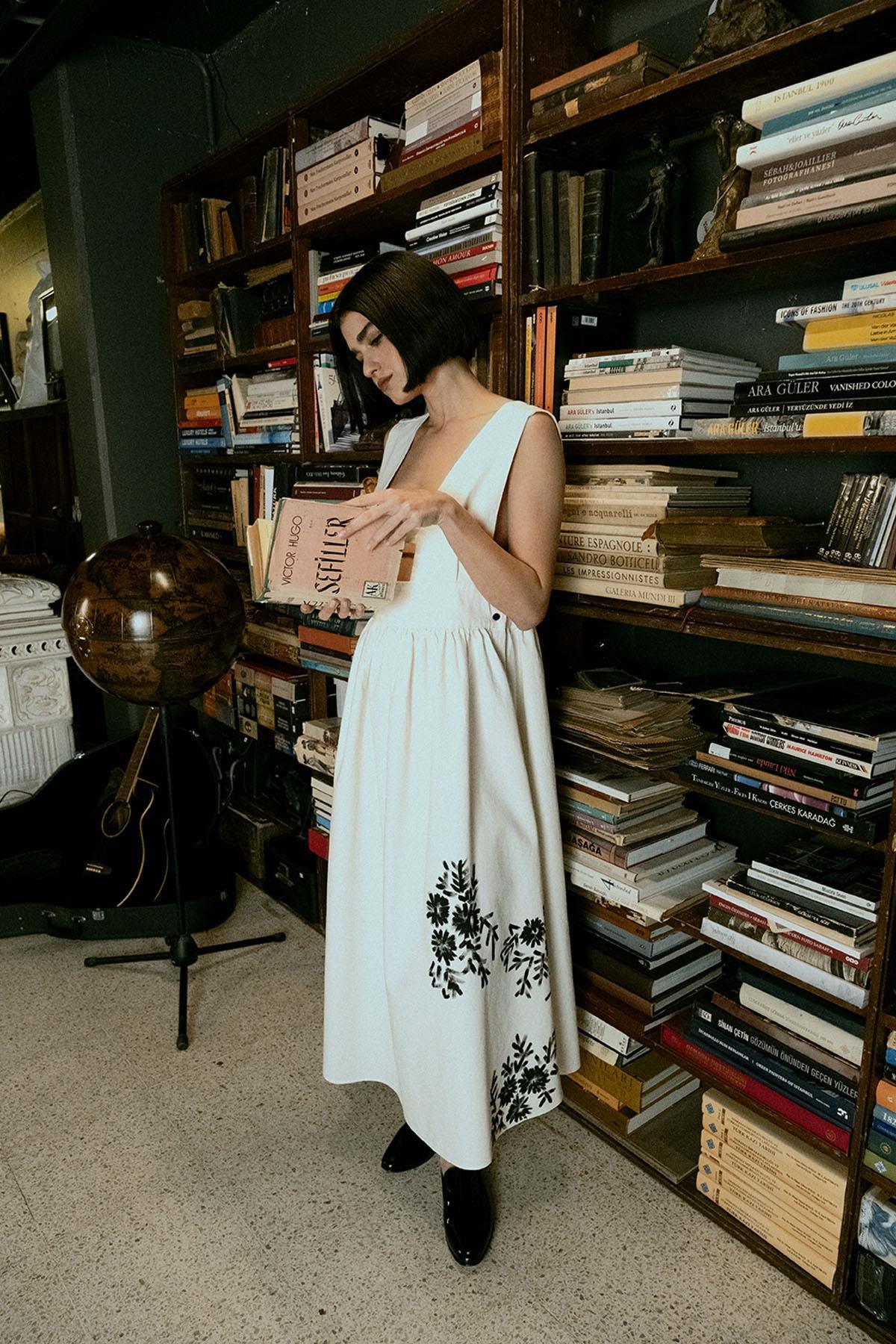 BEYAZ ÇİÇEK DESEN BASKI EL BOYAMASI SALOPET ELBİSE - MiiN