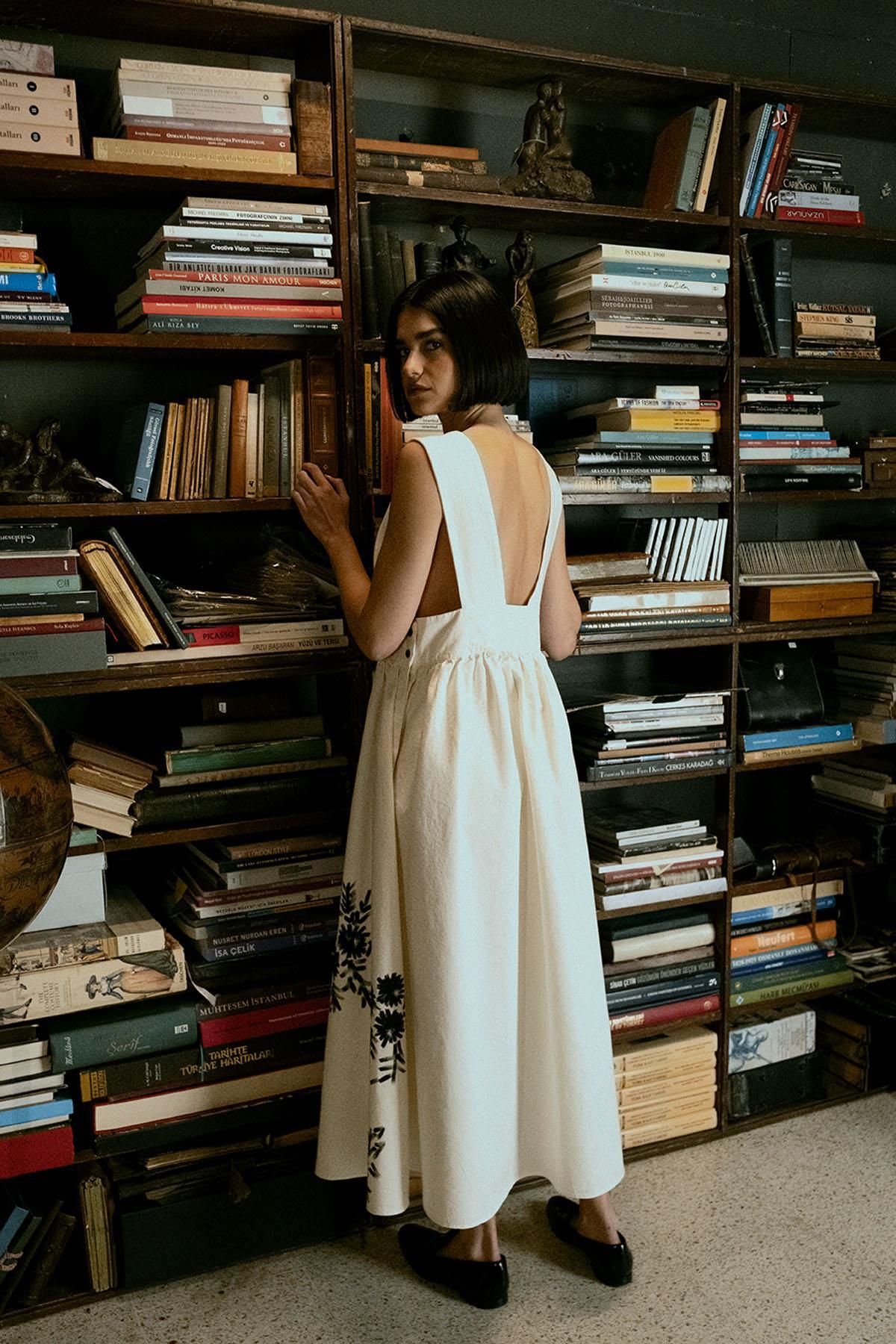 BEYAZ ÇİÇEK DESEN BASKI EL BOYAMASI SALOPET ELBİSE - MiiN