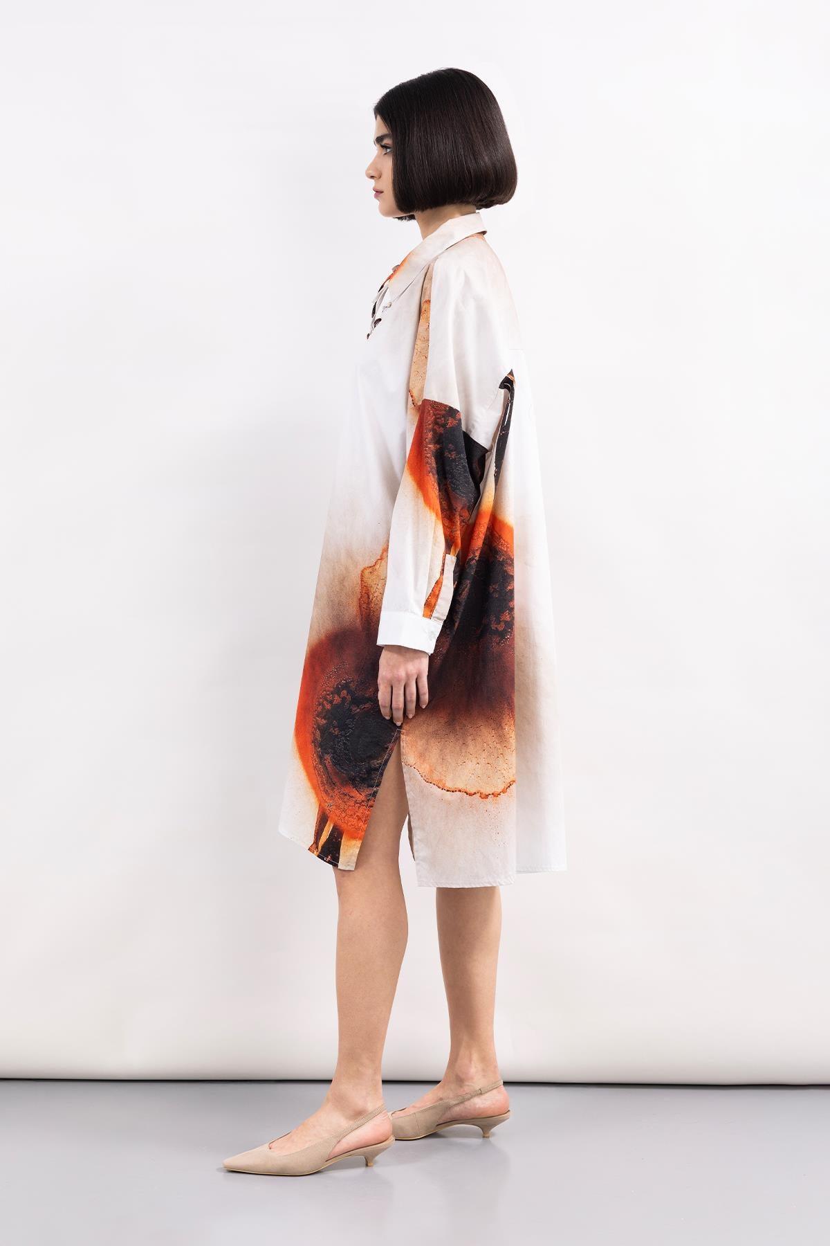 BEYAZ UZUN KOLLU SOYUT DESEN DİJİTAL BASKI DETAYLI ELBİSE - MiiN