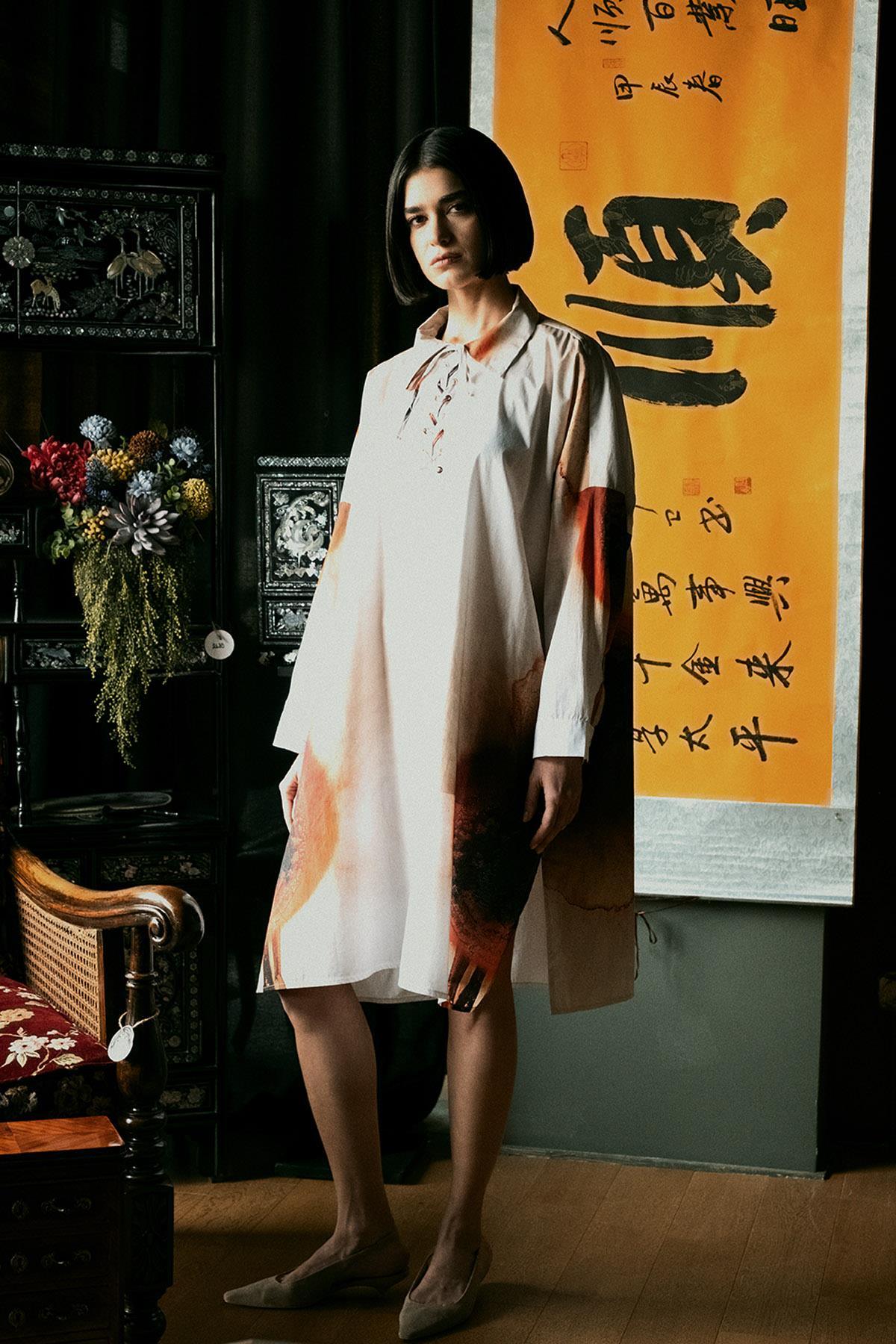 BEYAZ UZUN KOLLU SOYUT DESEN DİJİTAL BASKI DETAYLI ELBİSE - MiiN