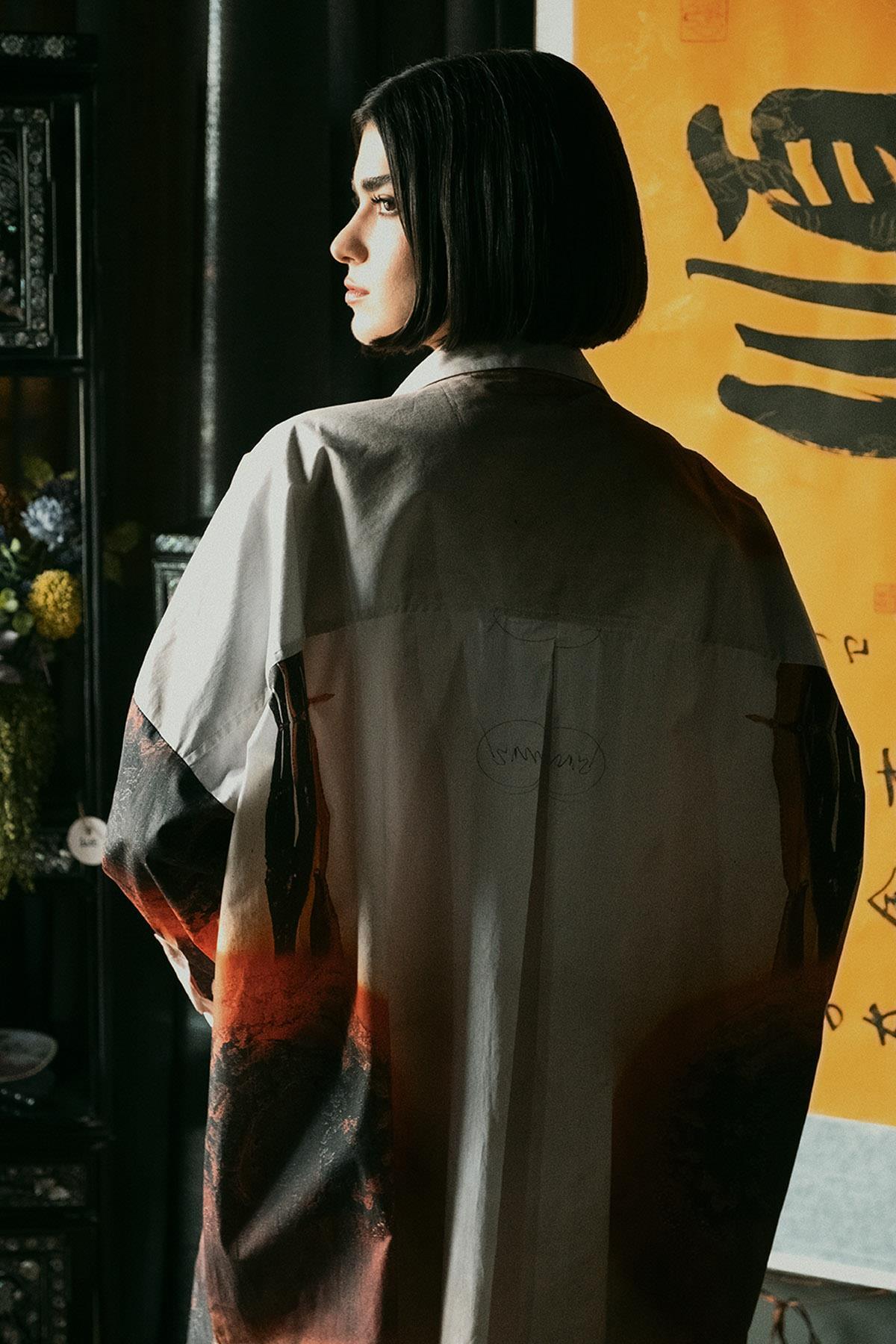 BEYAZ UZUN KOLLU SOYUT DESEN DİJİTAL BASKI DETAYLI ELBİSE - MiiN