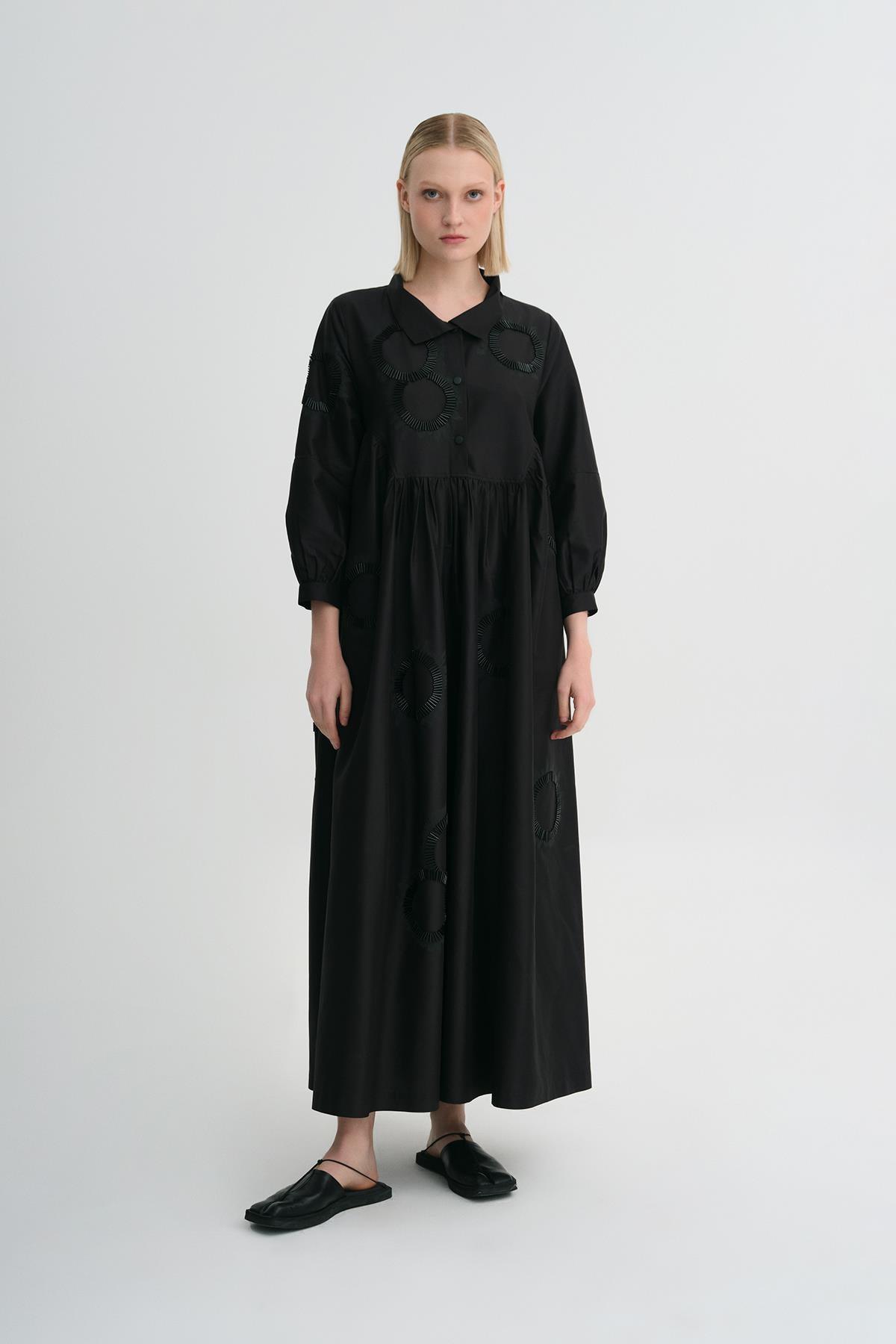 Siyah Boncuk İşlemeli Gömlek Yaka Uzun Elbise