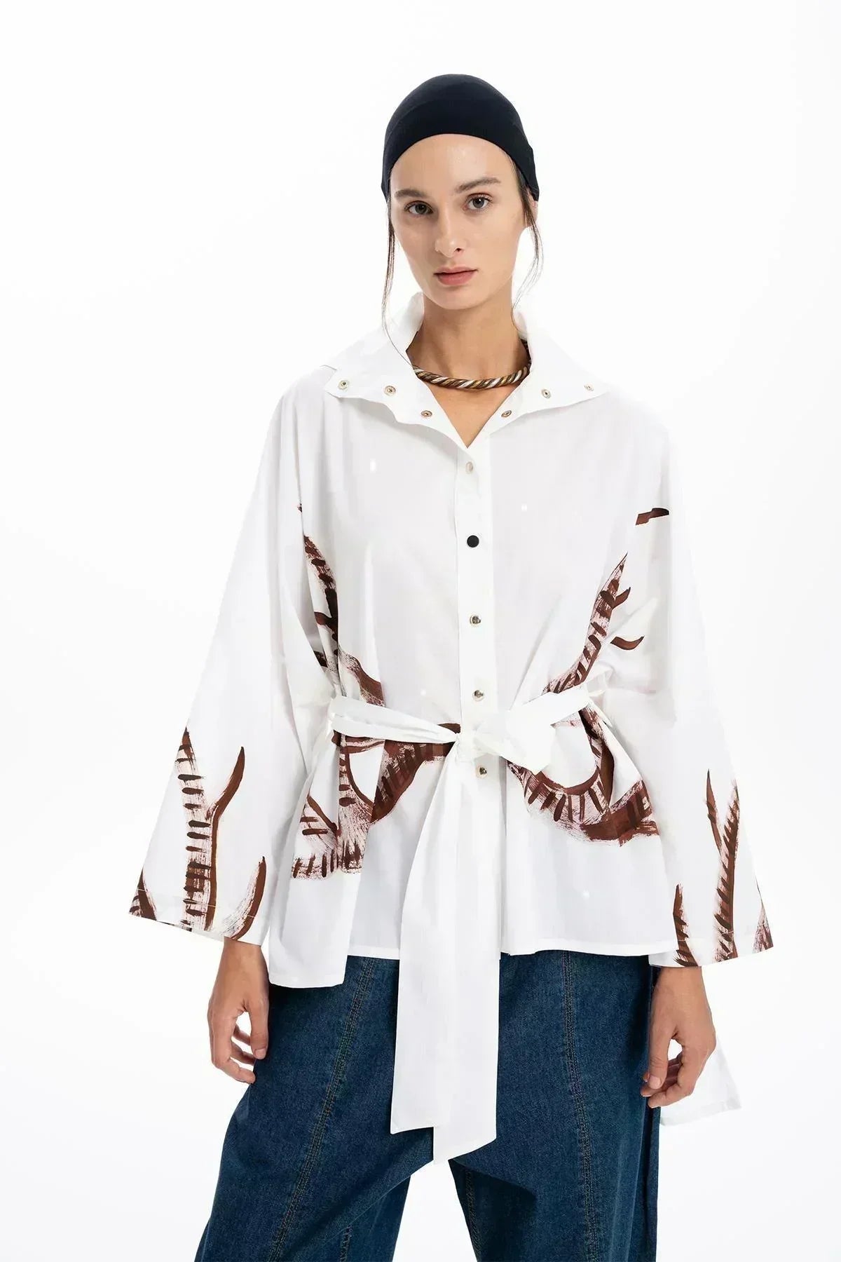 BEYAZ GEYİK BOYNUZU DESENLİ OVERSIZE GÖMLEK