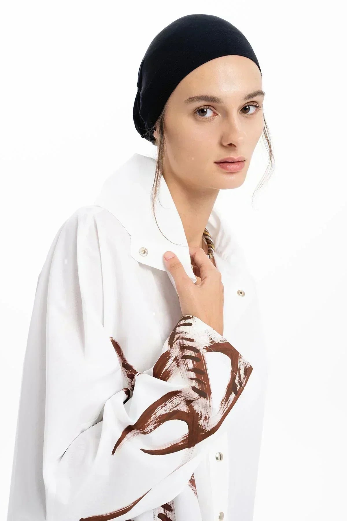 BEYAZ GEYİK BOYNUZU DESENLİ OVERSIZE GÖMLEK