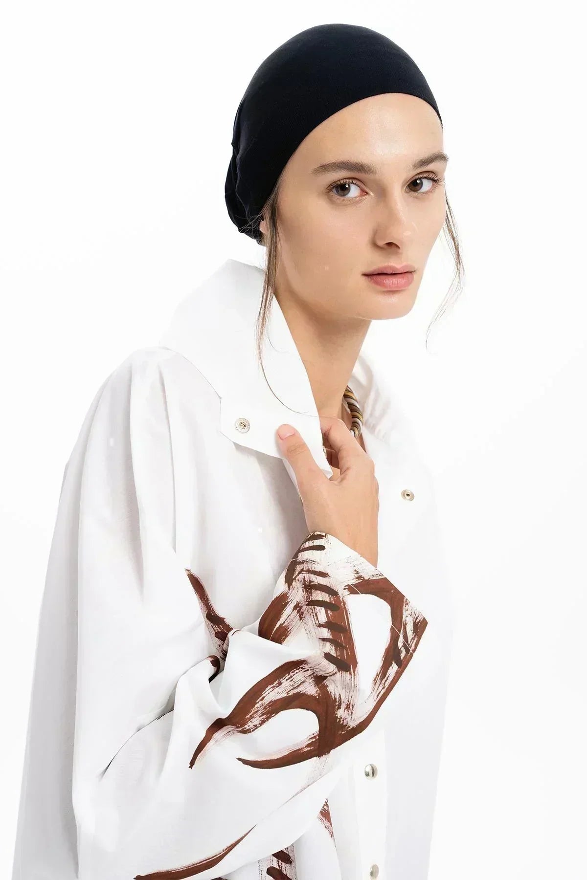 BEYAZ GEYİK BOYNUZU DESENLİ OVERSIZE GÖMLEK