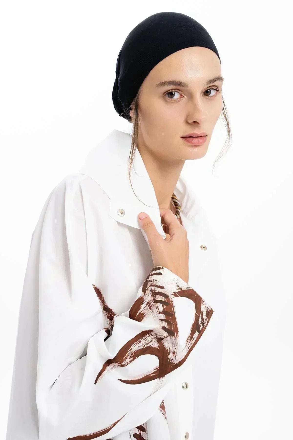 BEYAZ GEYİK BOYNUZU DESENLİ OVERSIZE GÖMLEK