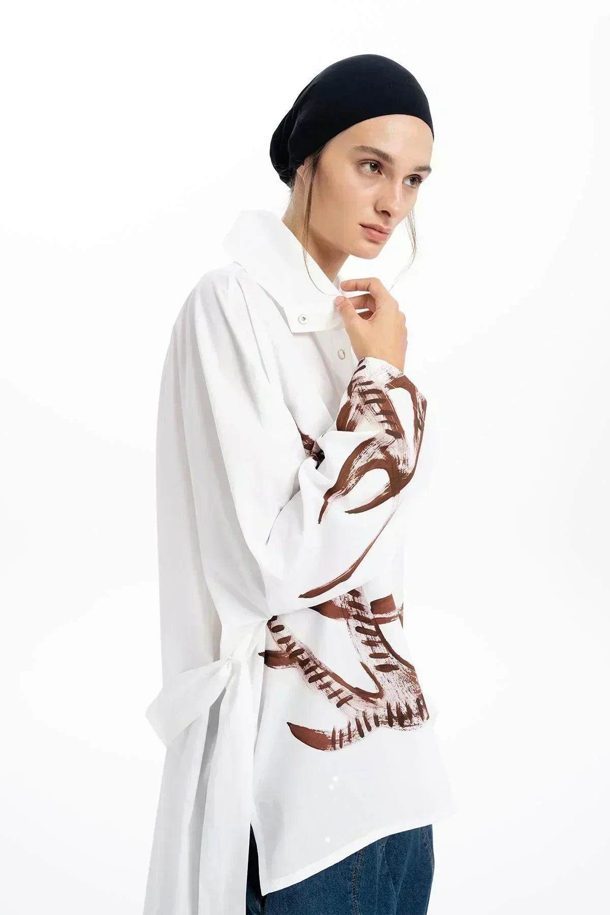 BEYAZ GEYİK BOYNUZU DESENLİ OVERSIZE GÖMLEK
