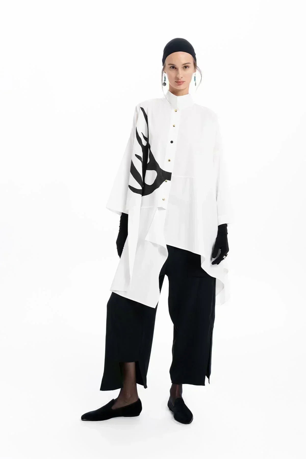 BEYAZ GEYİK BOYNUZU DESENLİ OVERSIZE ASİMETRİK KESİM GÖMLEK - MiiN