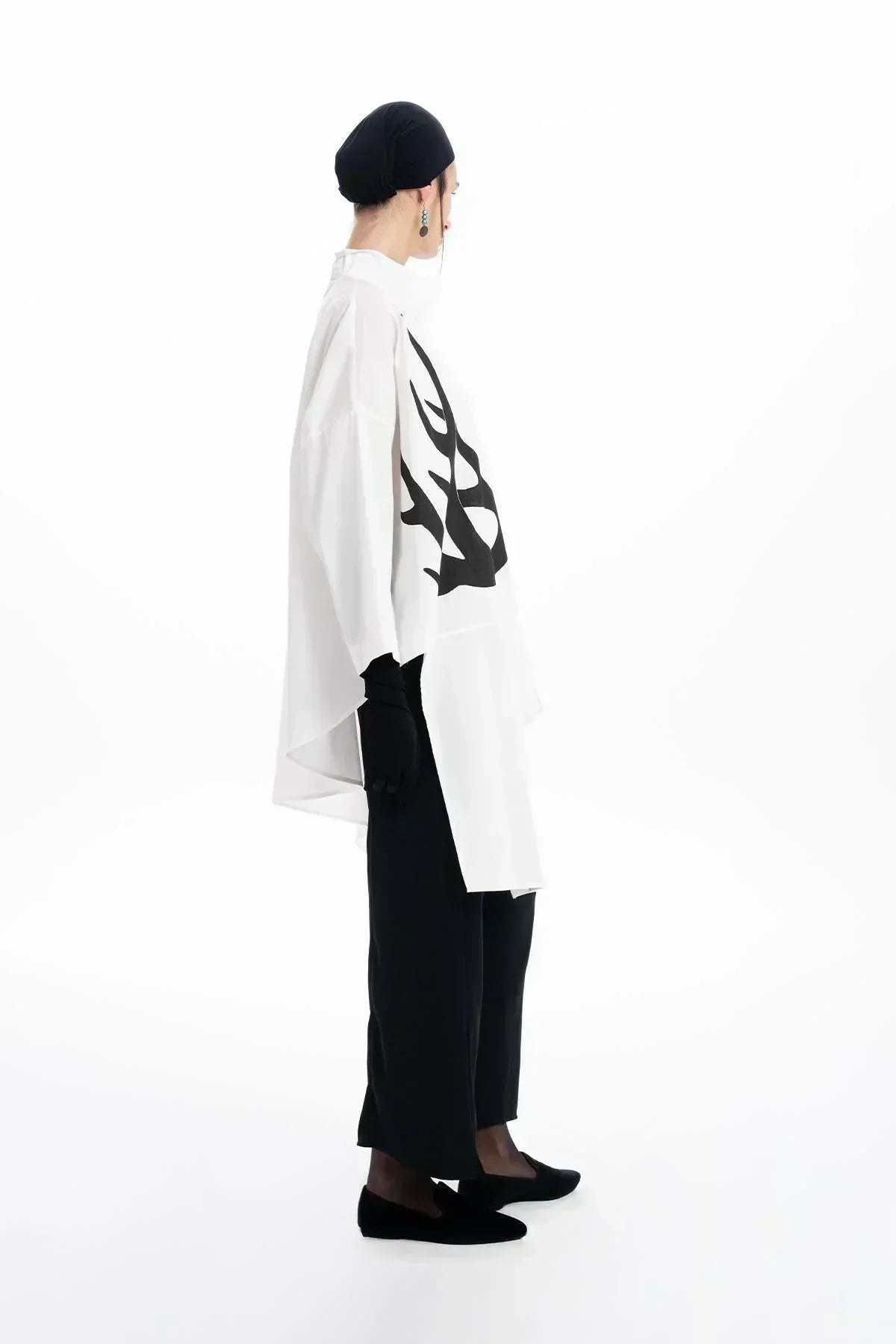 BEYAZ GEYİK BOYNUZU DESENLİ OVERSIZE ASİMETRİK KESİM GÖMLEK