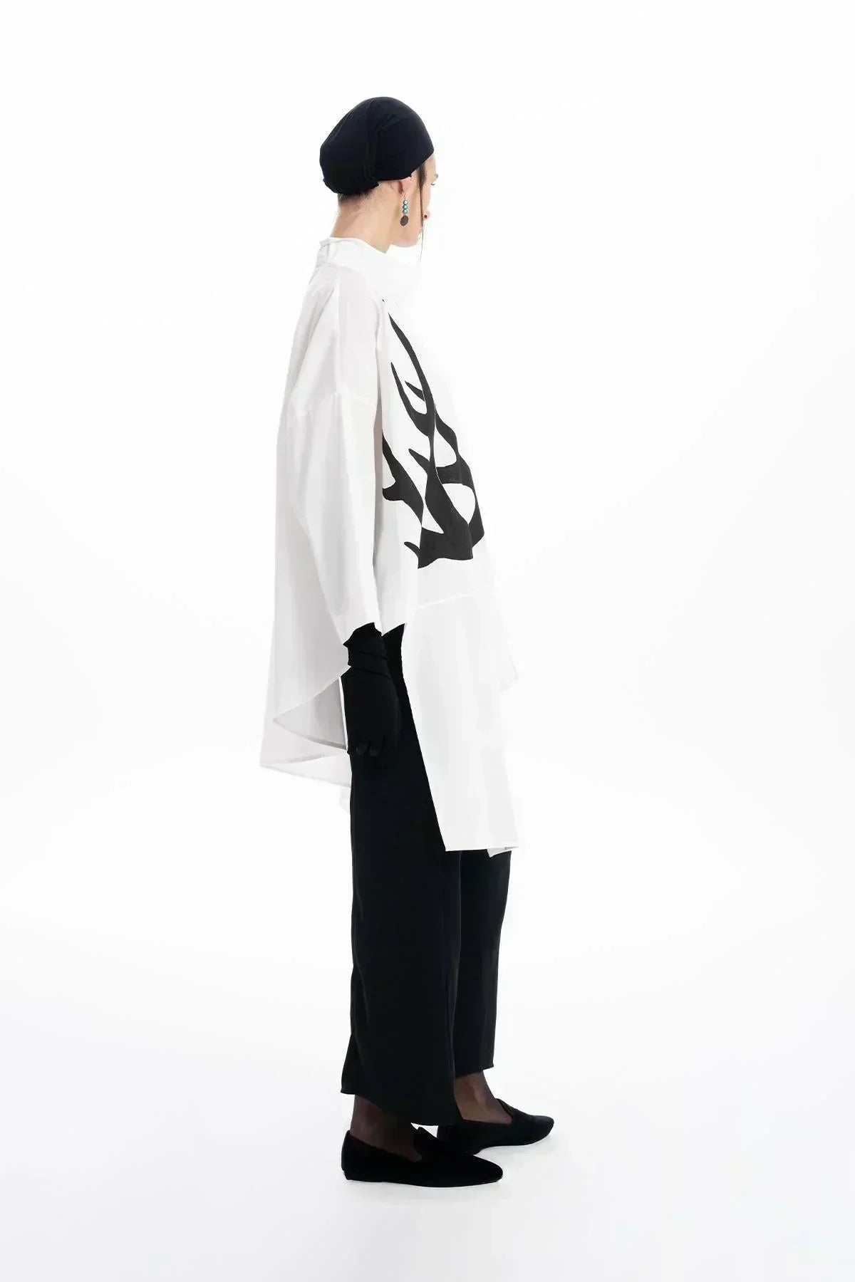 BEYAZ GEYİK BOYNUZU DESENLİ OVERSIZE ASİMETRİK KESİM GÖMLEK - MiiN