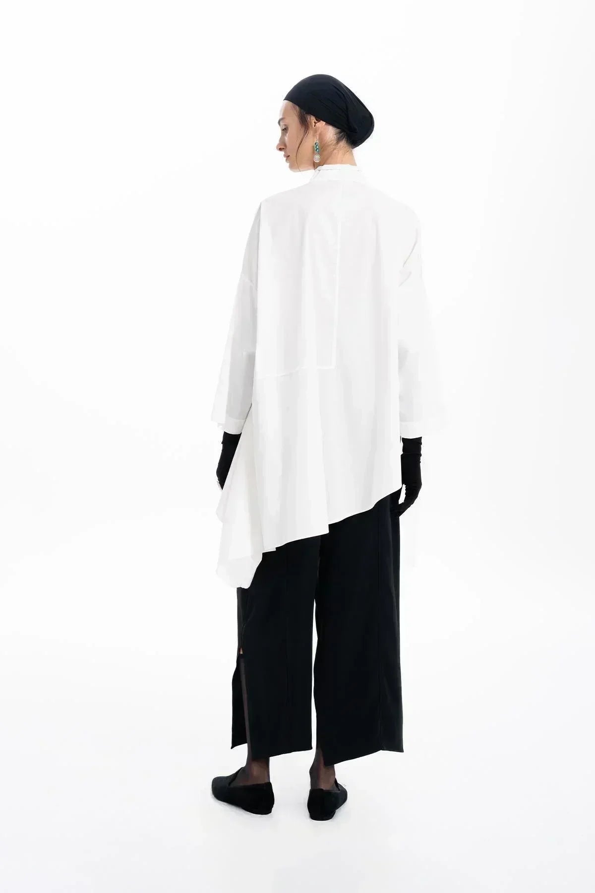 BEYAZ GEYİK BOYNUZU DESENLİ OVERSIZE ASİMETRİK KESİM GÖMLEK - MiiN