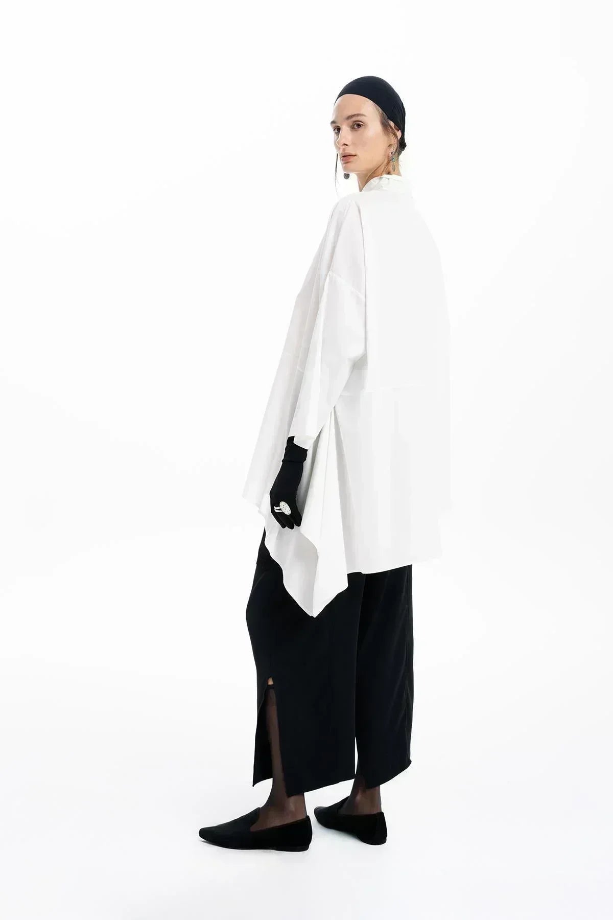 BEYAZ GEYİK BOYNUZU DESENLİ OVERSIZE ASİMETRİK KESİM GÖMLEK - MiiN