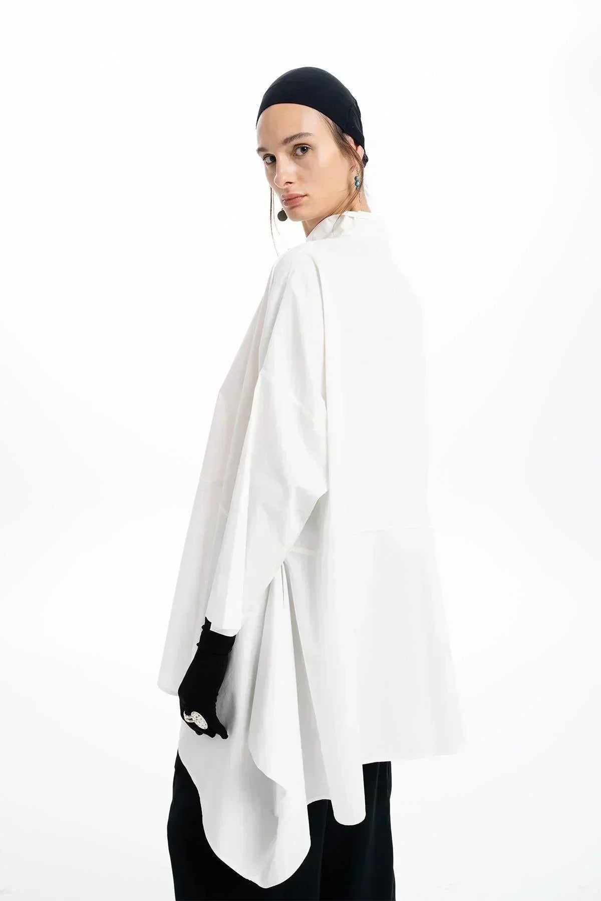 BEYAZ GEYİK BOYNUZU DESENLİ OVERSIZE ASİMETRİK KESİM GÖMLEK