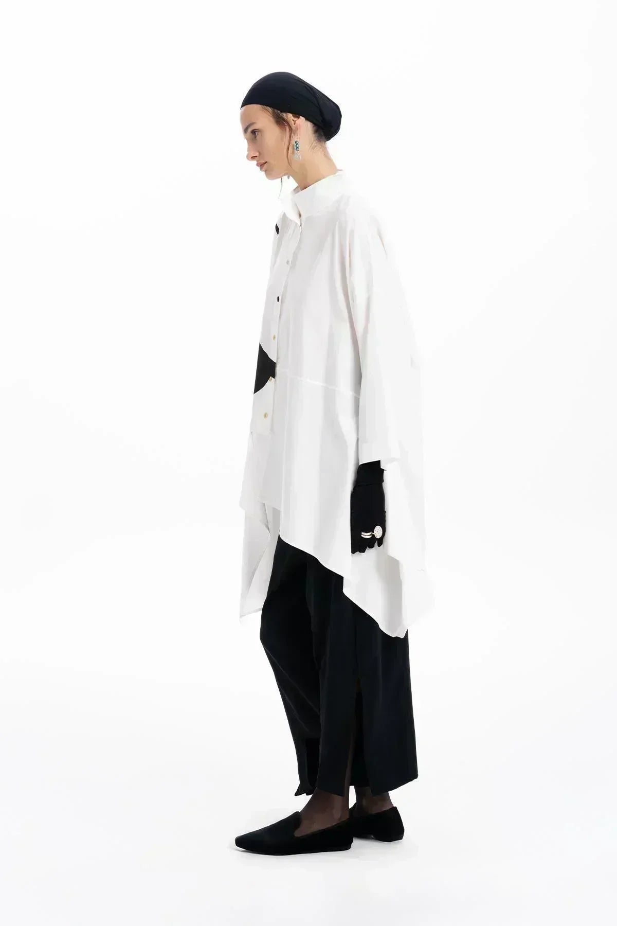 BEYAZ GEYİK BOYNUZU DESENLİ OVERSIZE ASİMETRİK KESİM GÖMLEK - MiiN