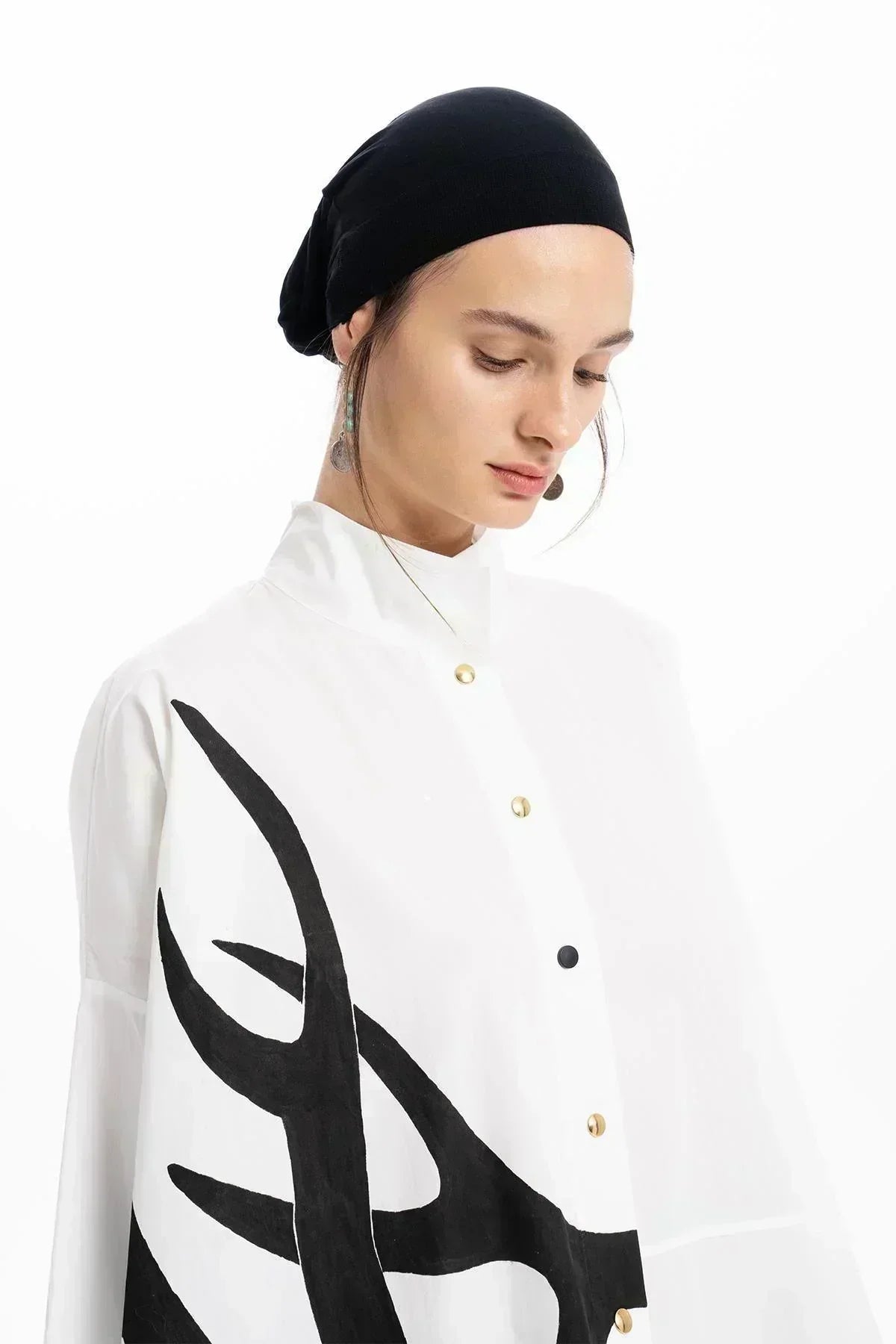 BEYAZ GEYİK BOYNUZU DESENLİ OVERSIZE ASİMETRİK KESİM GÖMLEK - MiiN