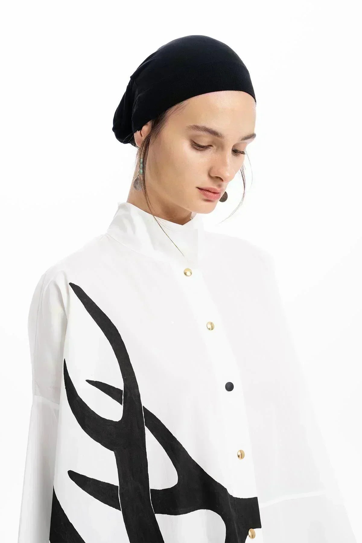BEYAZ GEYİK BOYNUZU DESENLİ OVERSIZE ASİMETRİK KESİM GÖMLEK - MiiN