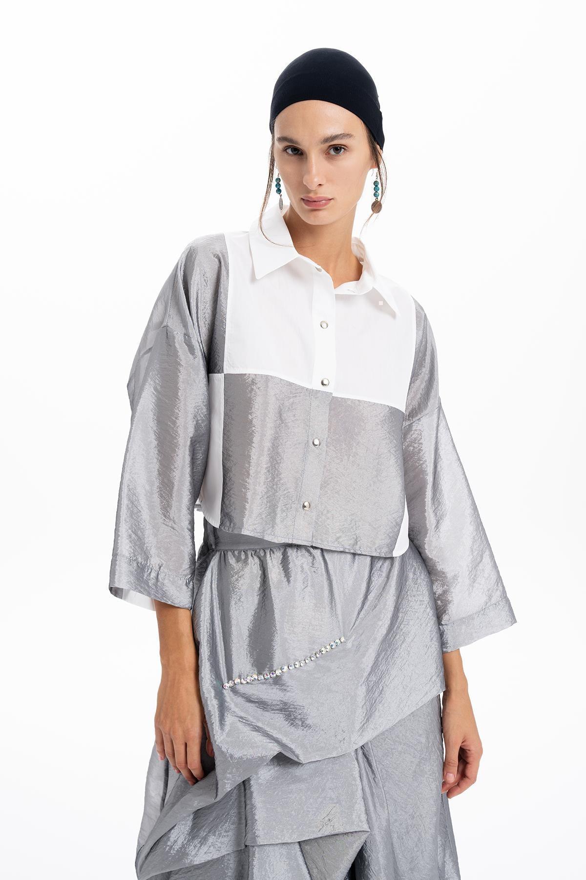 GRİ BEYAZ RENK BLOKLU OVERSIZE CROP GÖMLEK