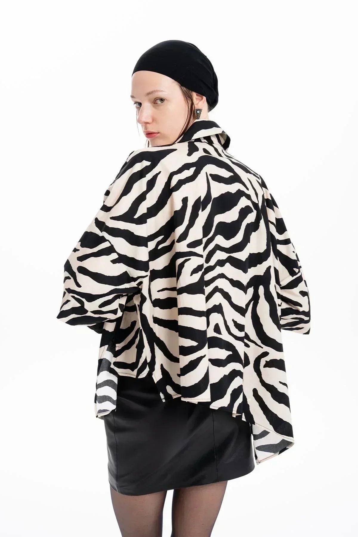 SİYAH BEJ ZEBRA DESENLİ FERMUARLI ASİMETRİK KESİM GÖMLEK