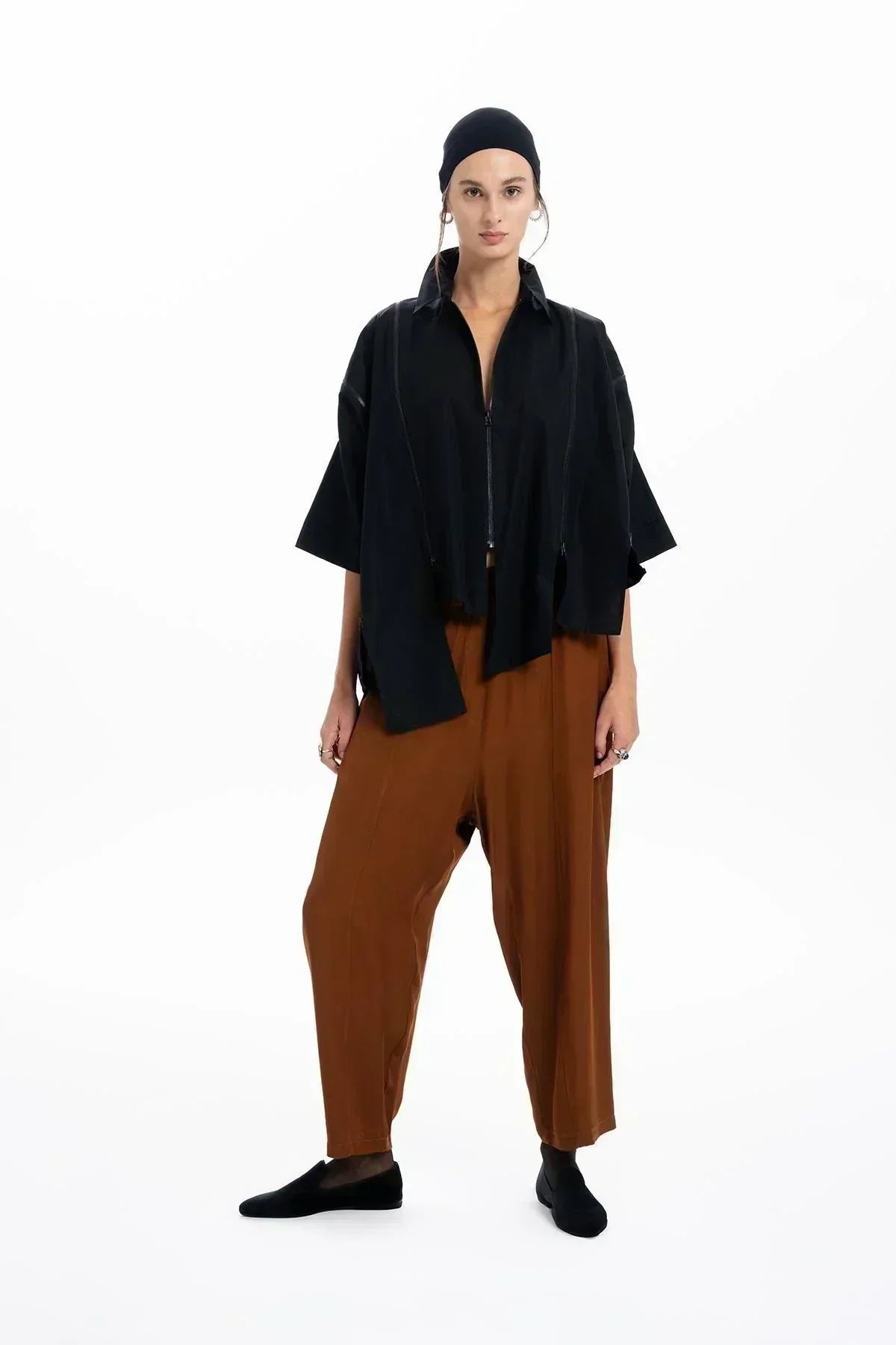 SİYAH FERMUARLI ASİMETRİK KESİM GÖMLEK