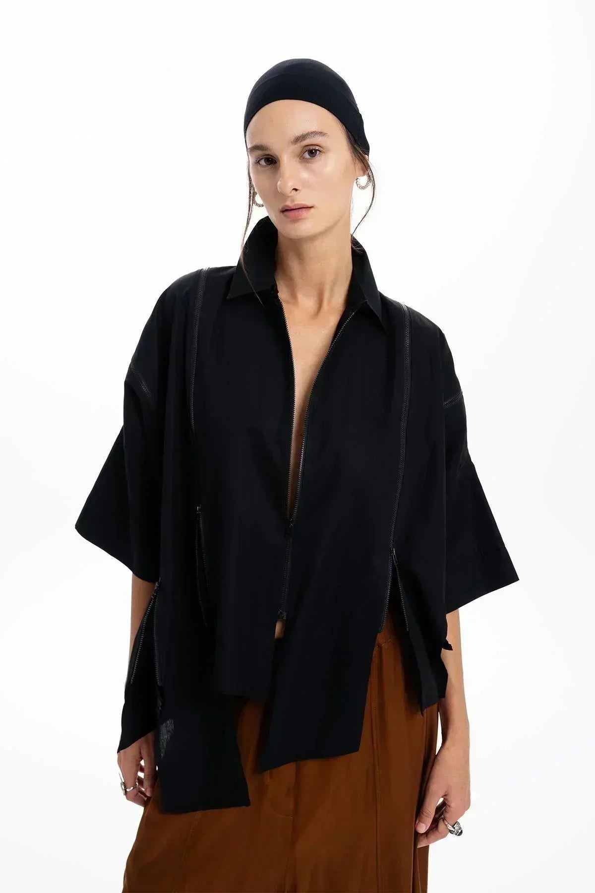 SİYAH FERMUARLI ASİMETRİK KESİM GÖMLEK