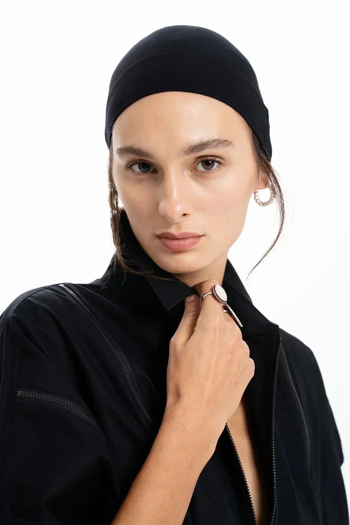 SİYAH FERMUARLI ASİMETRİK KESİM GÖMLEK