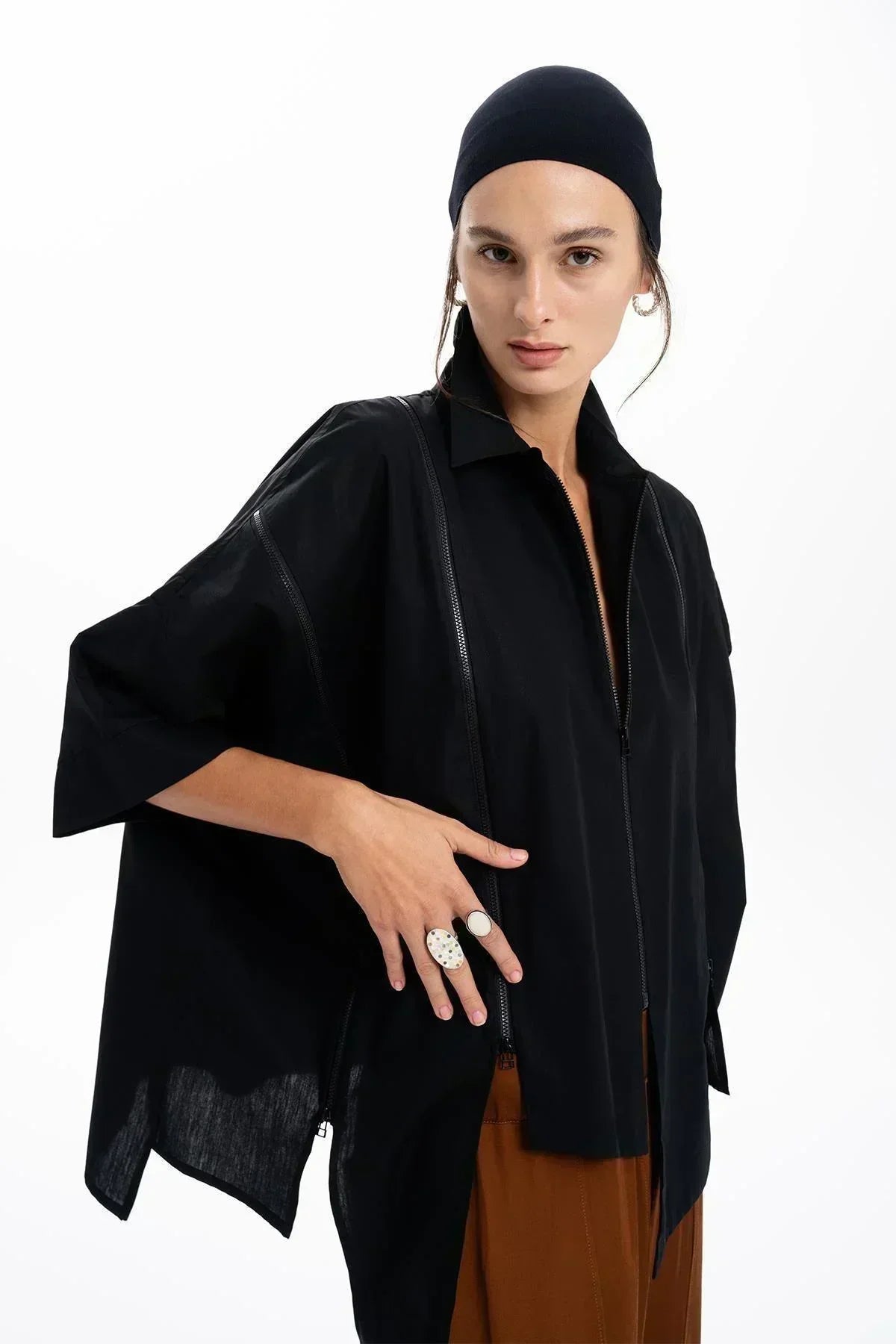 SİYAH FERMUARLI ASİMETRİK KESİM GÖMLEK